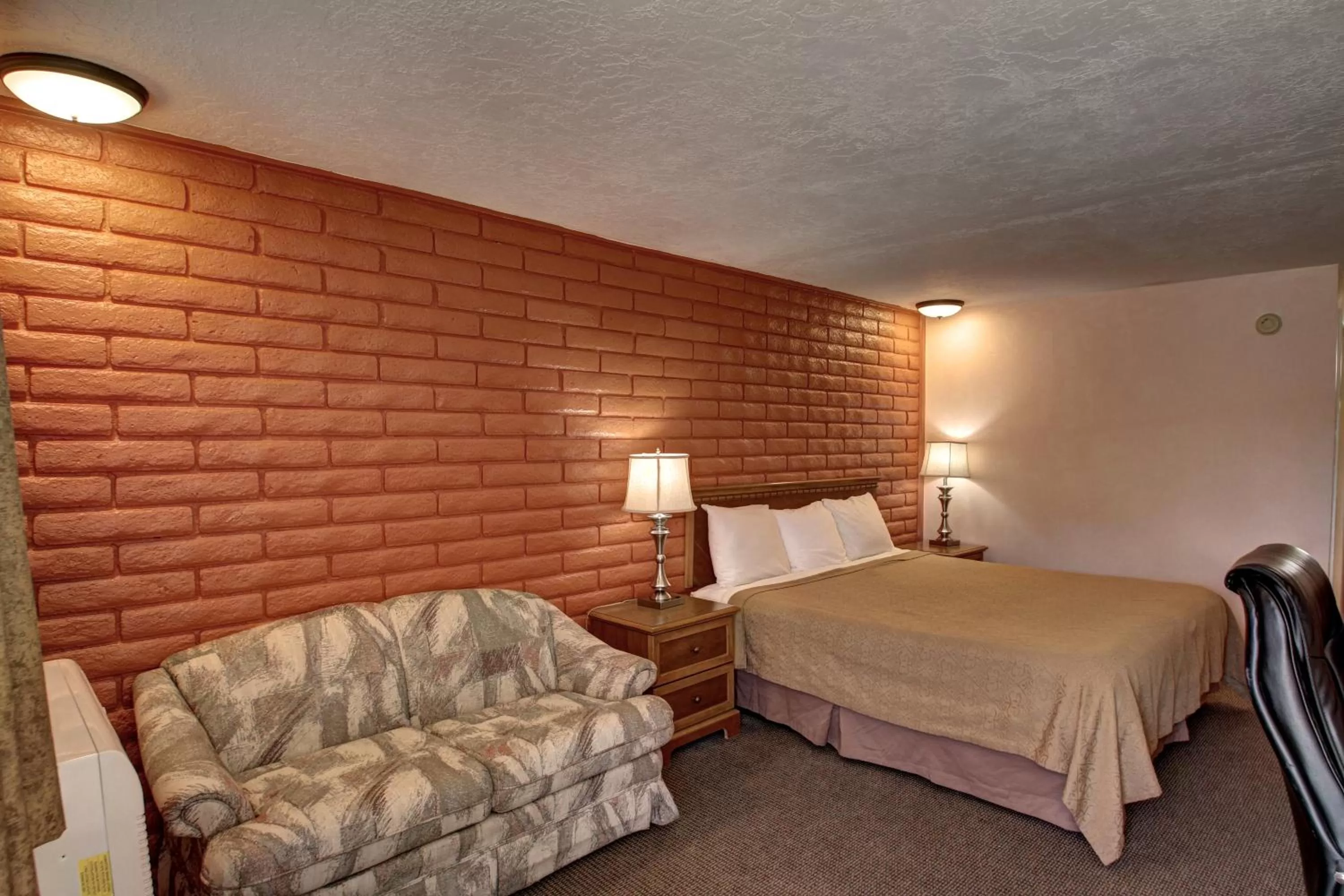 Photo of the whole room, Bed in Country Inn Beaver Utah