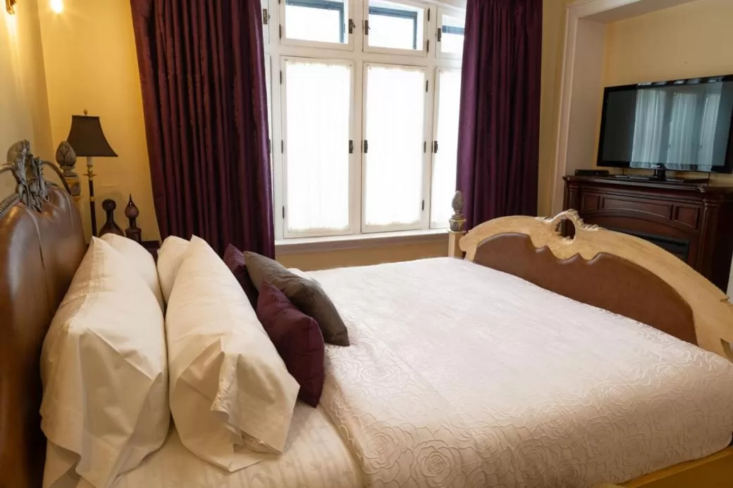 Bedroom, Bed in Grey Gables Inn