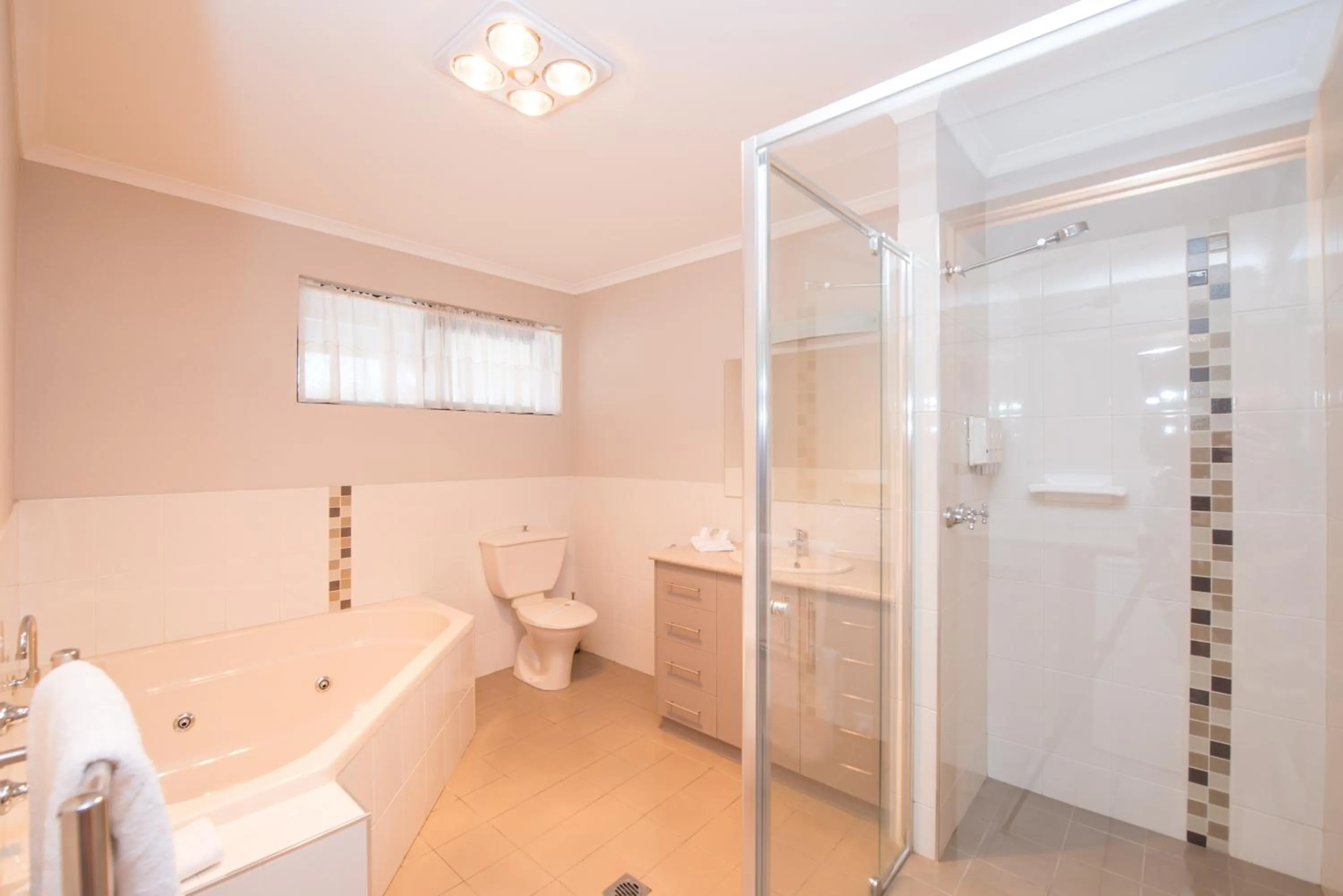 Bathroom in Hume Country Motor Inn