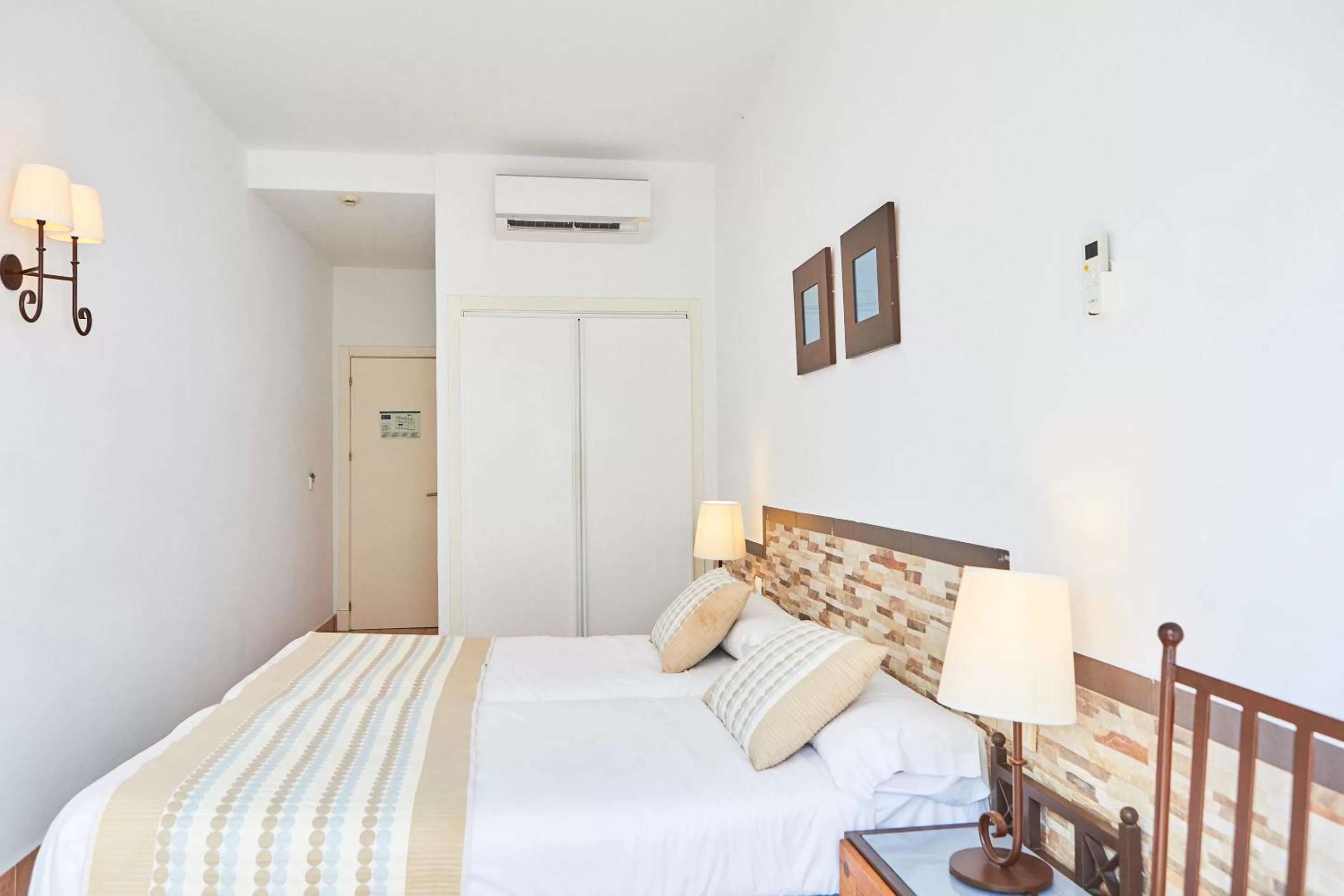 Photo of the whole room, Bed in FERGUS Conil Park