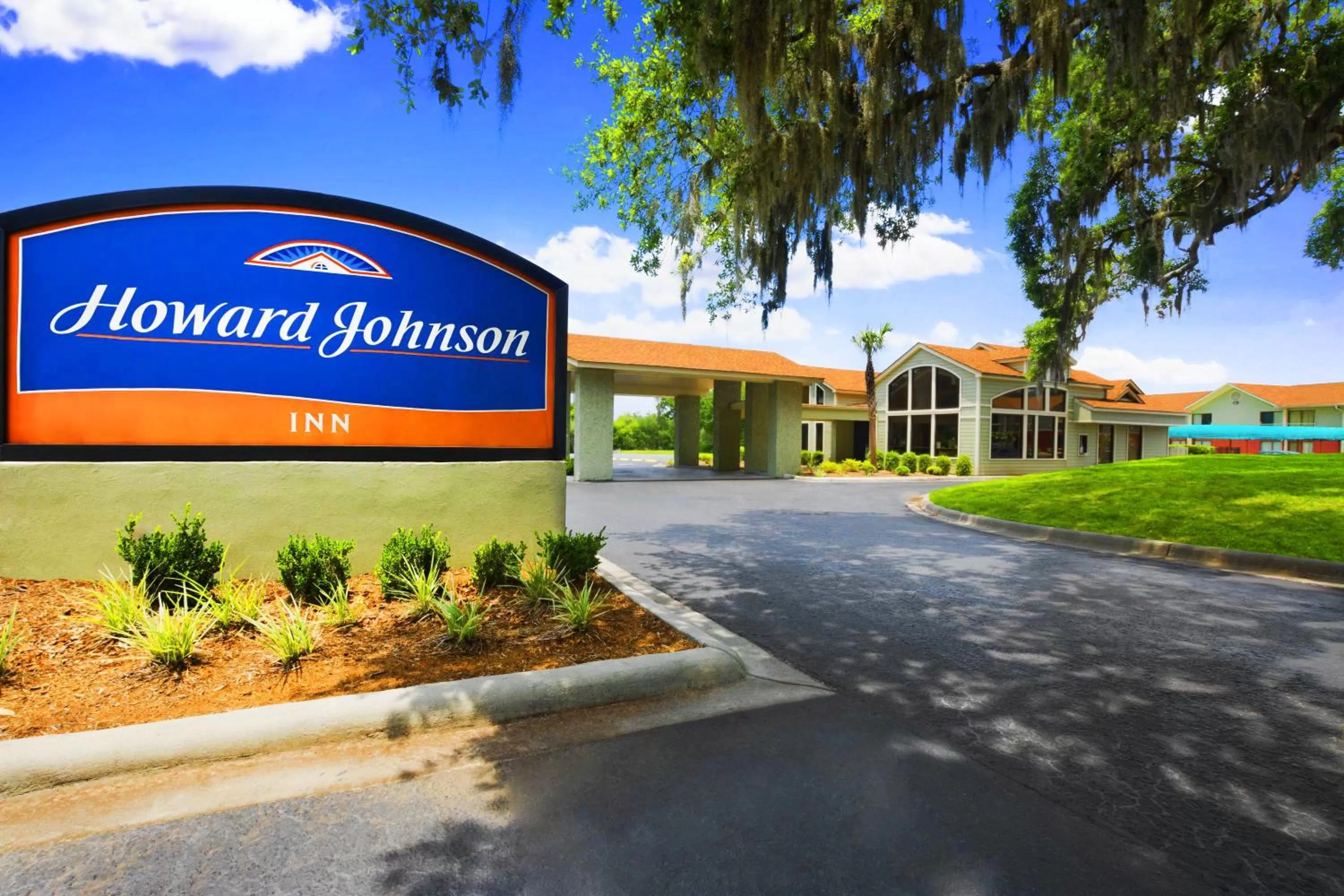 Facade/entrance in Howard Johnson by Wyndham Beaufort/Parris Island