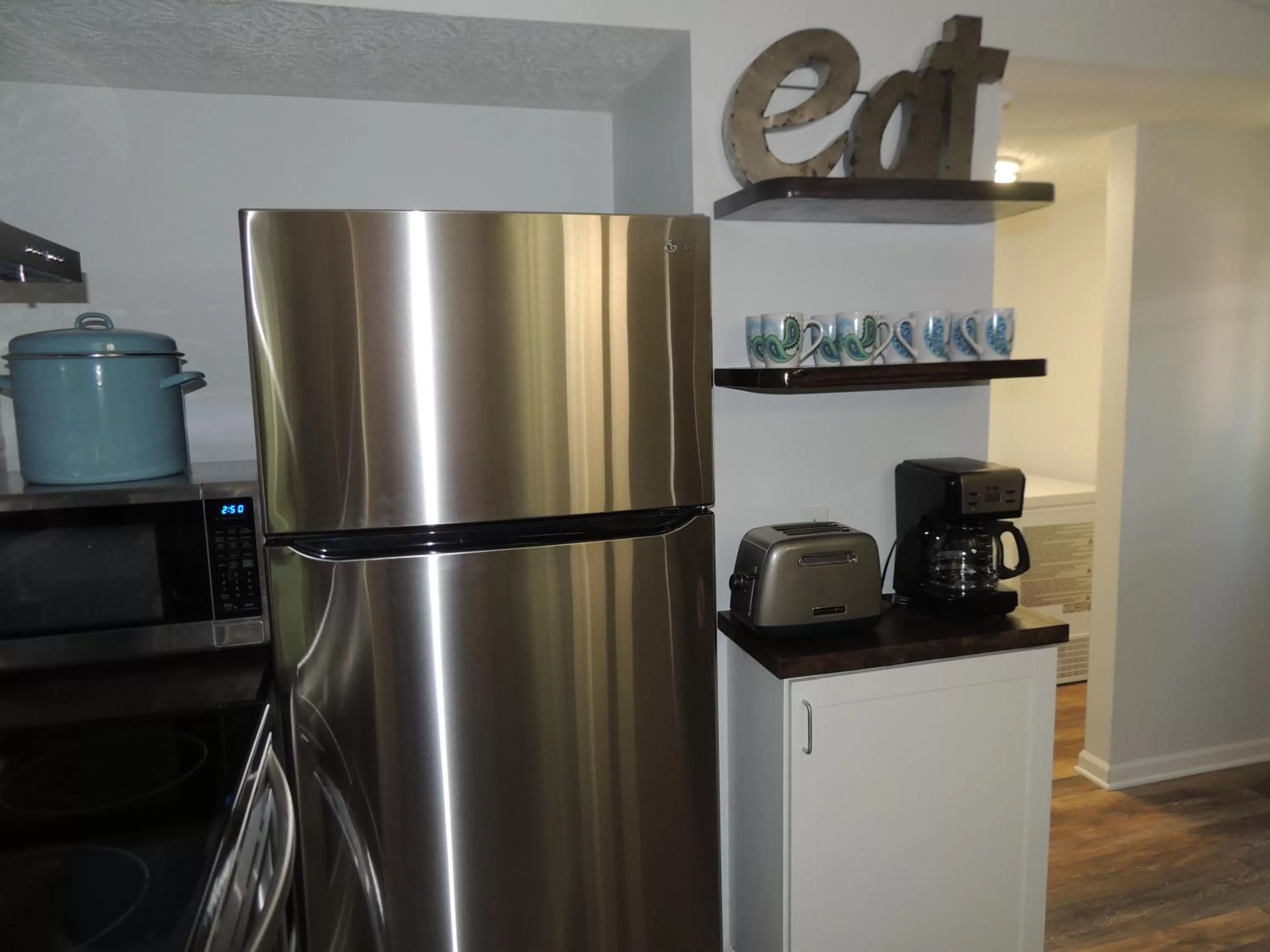 Kitchen or kitchenette in White Caps Motel and RV Park