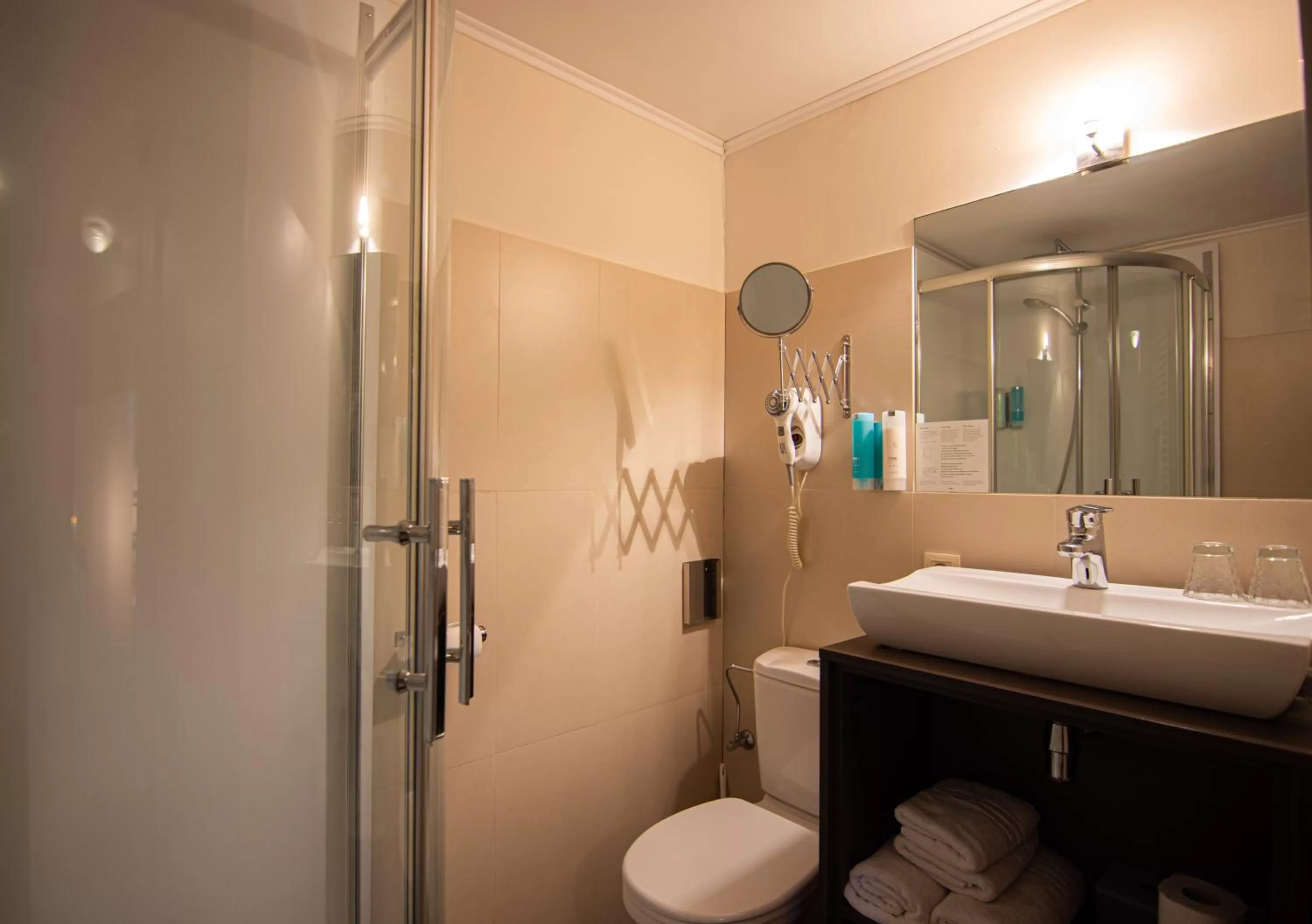 Shower, Bathroom in Hotel De Klok