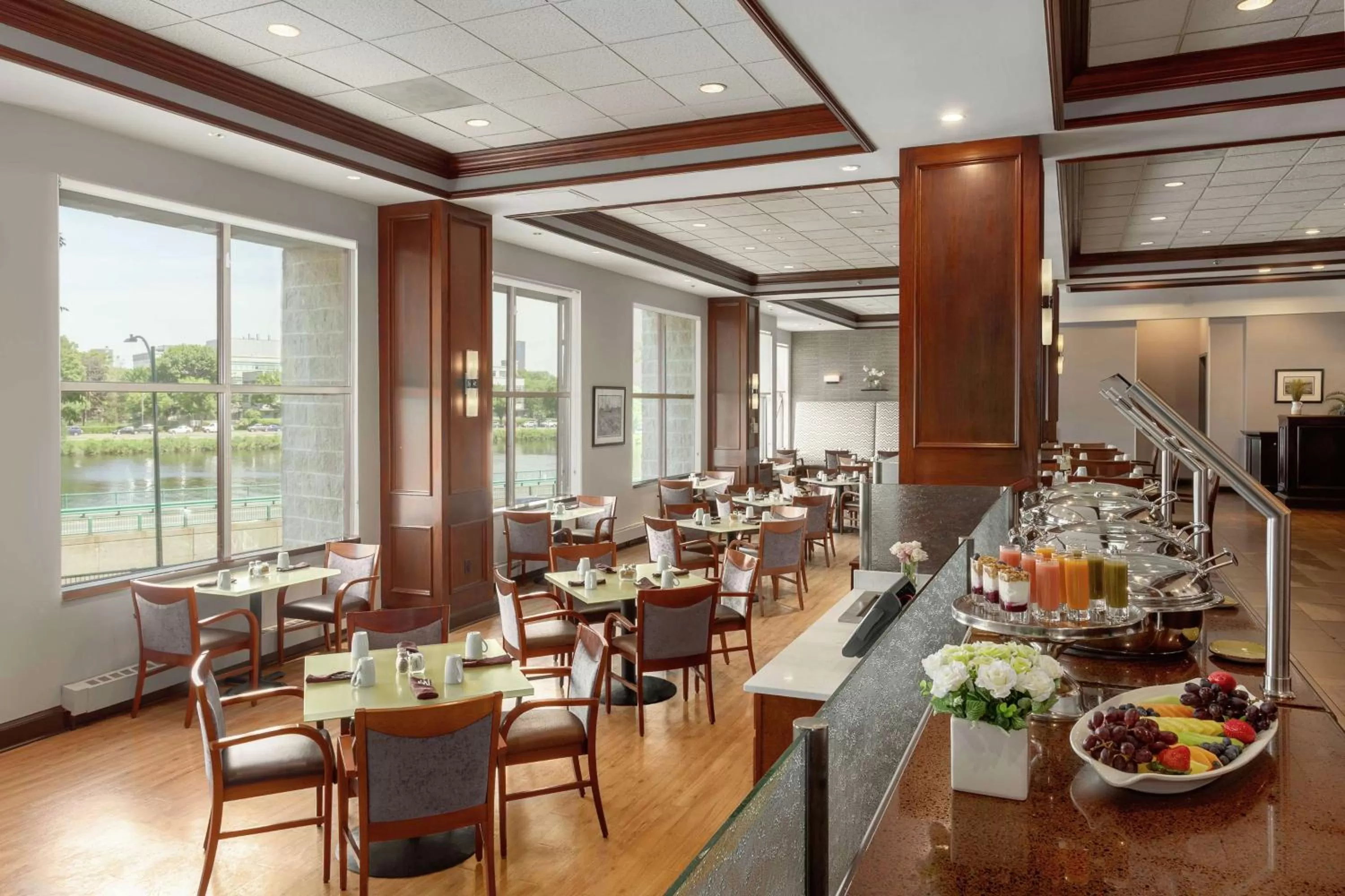 Restaurant/places to eat in DoubleTree Suites by Hilton Hotel Boston - Cambridge