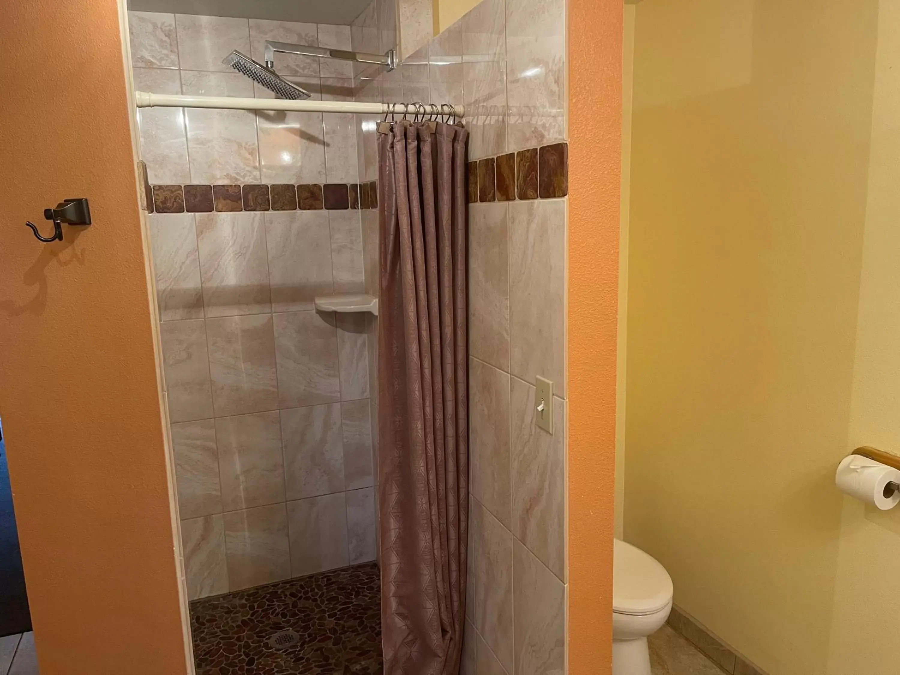 Standard King Room in Pikes Peak Inn Standard King Room in Pikes Peak Inn