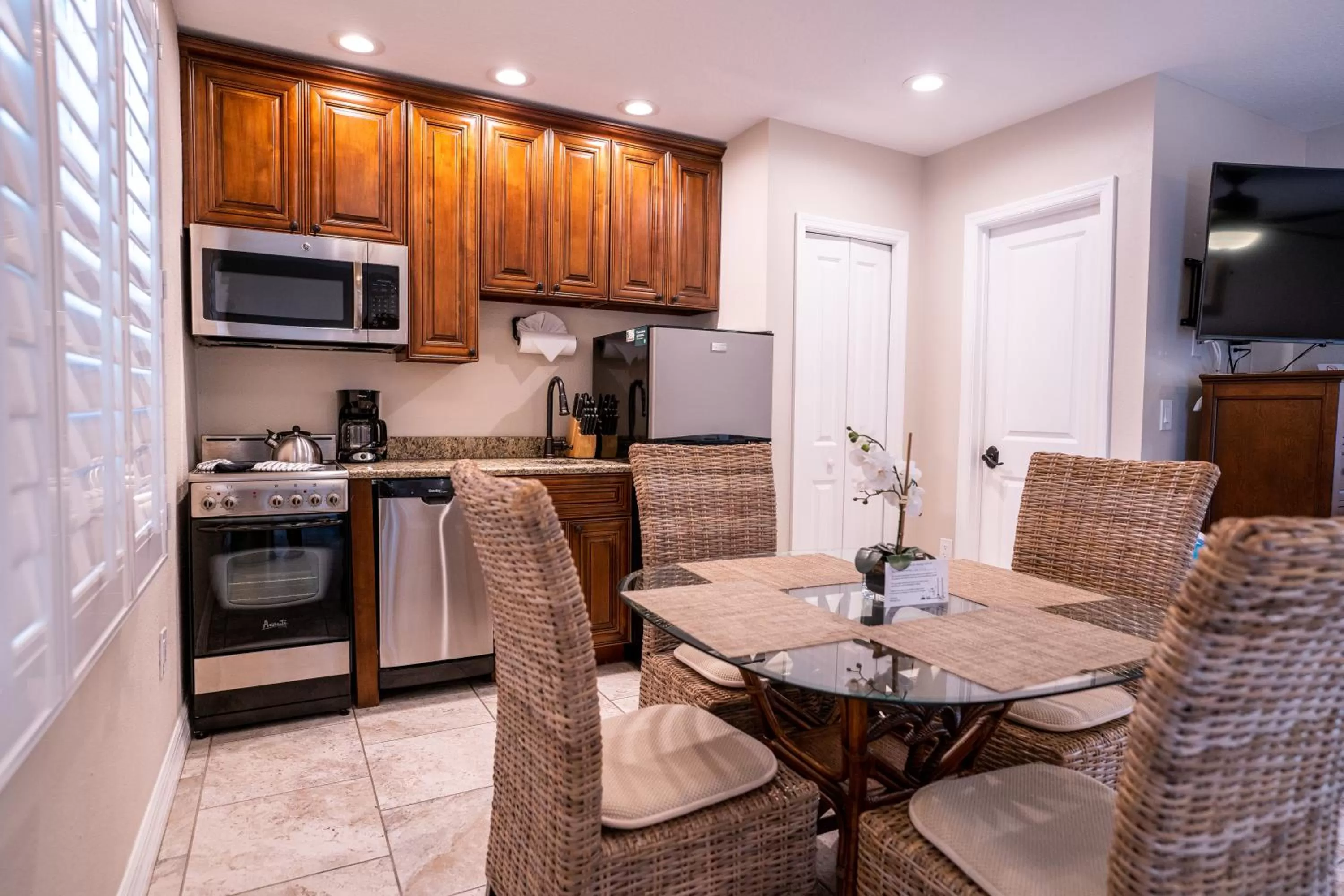 Kitchen or kitchenette in The Capri at Siesta