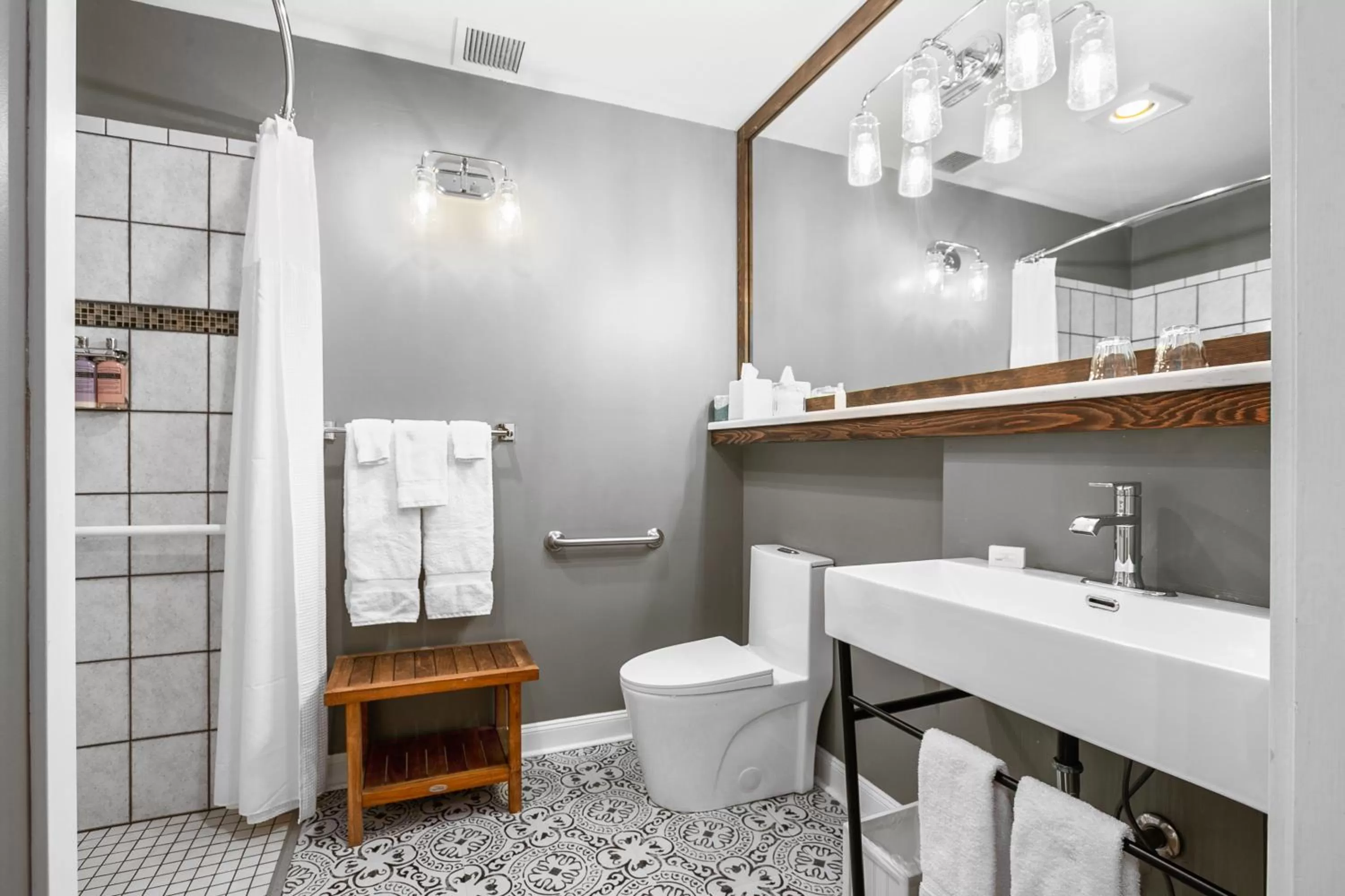 Shower in Saratoga Inn