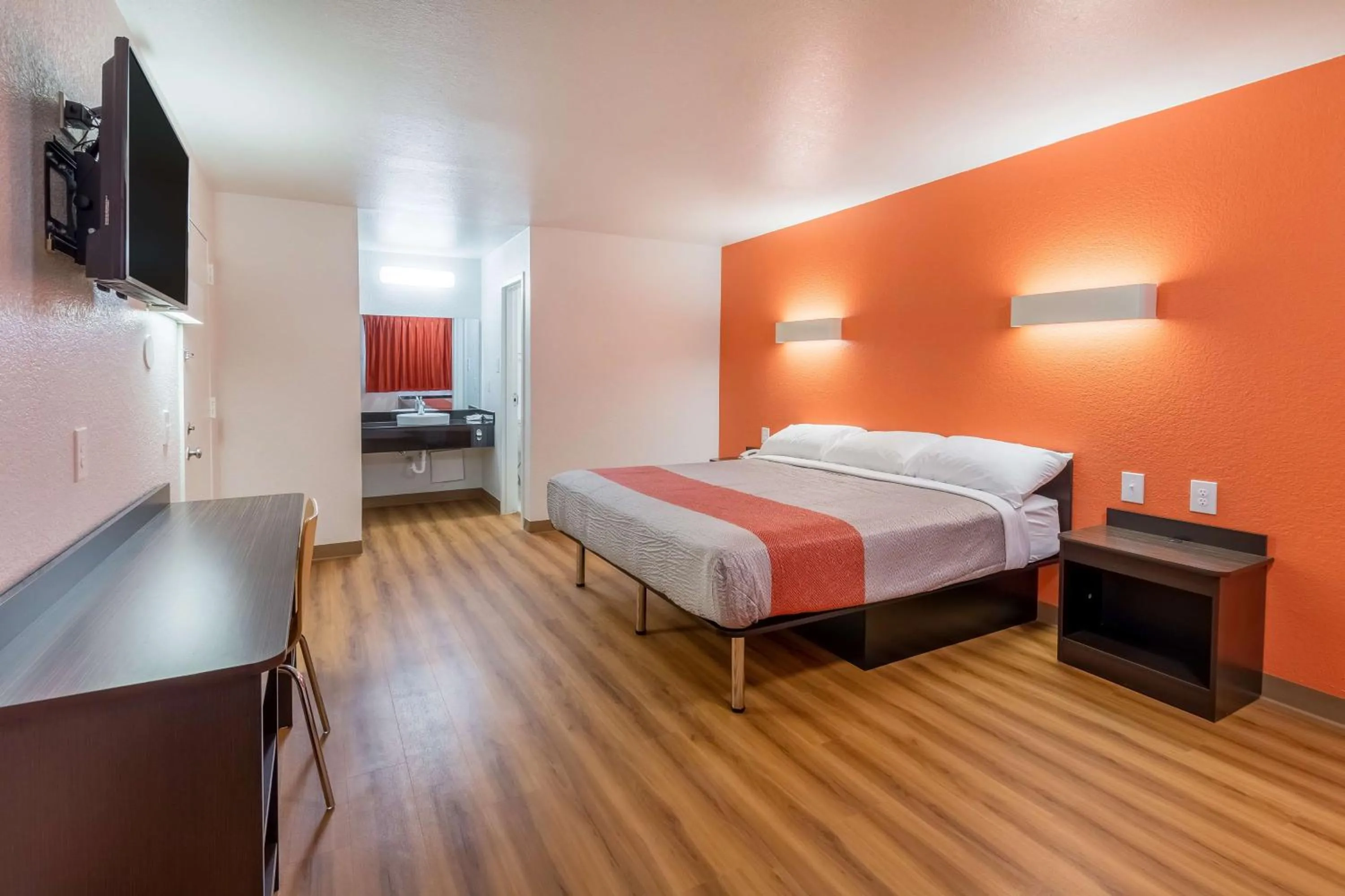 Photo of the whole room, Bed in Motel 6-Arlington, TX - UTA