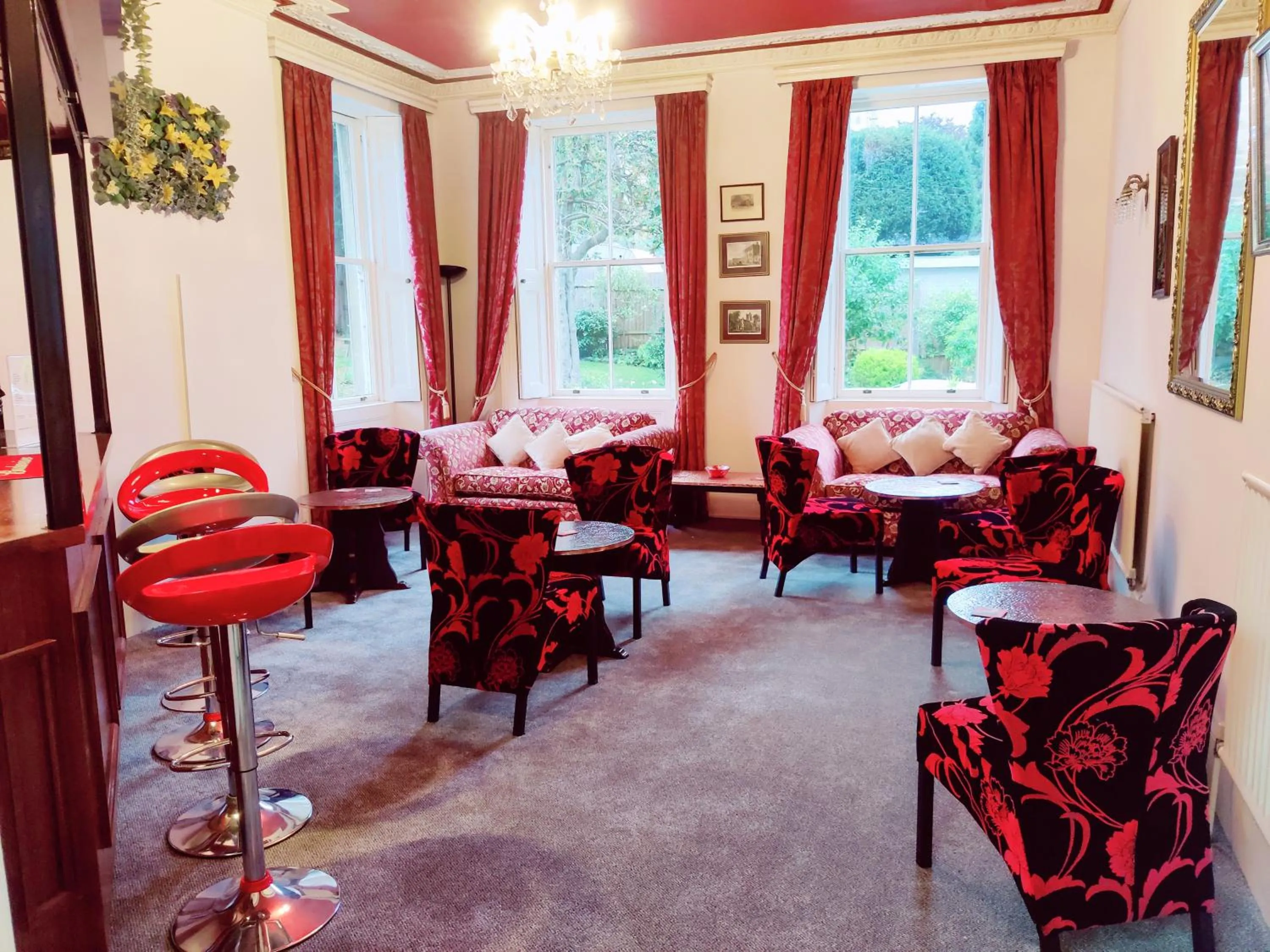 Lounge or bar in Wentworth House - Free Parking