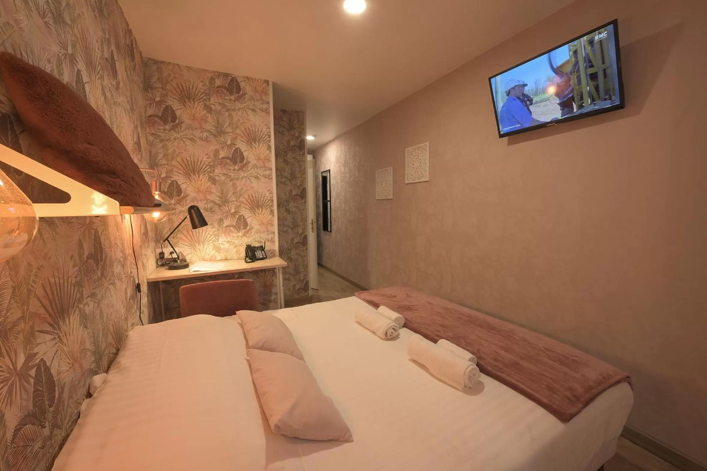 TV and multimedia, Bed in Hotel De La Croisée