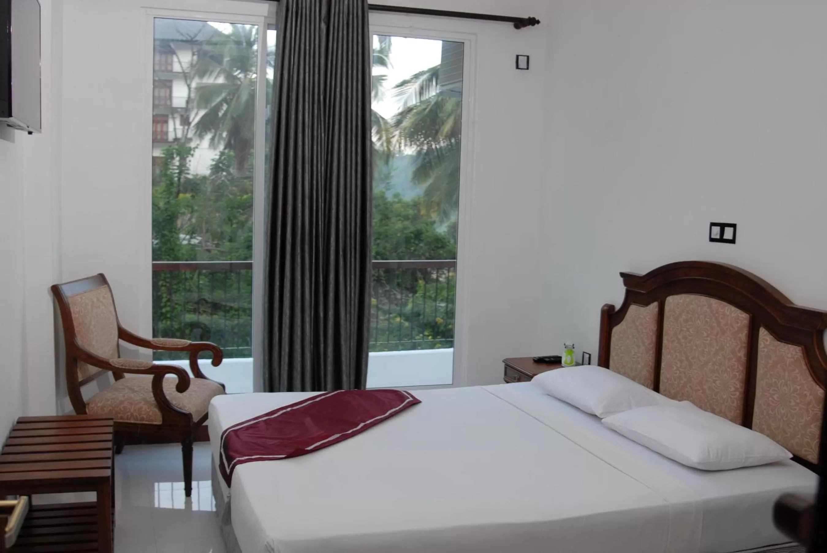 Photo of the whole room, Bed in Eagle's Residence