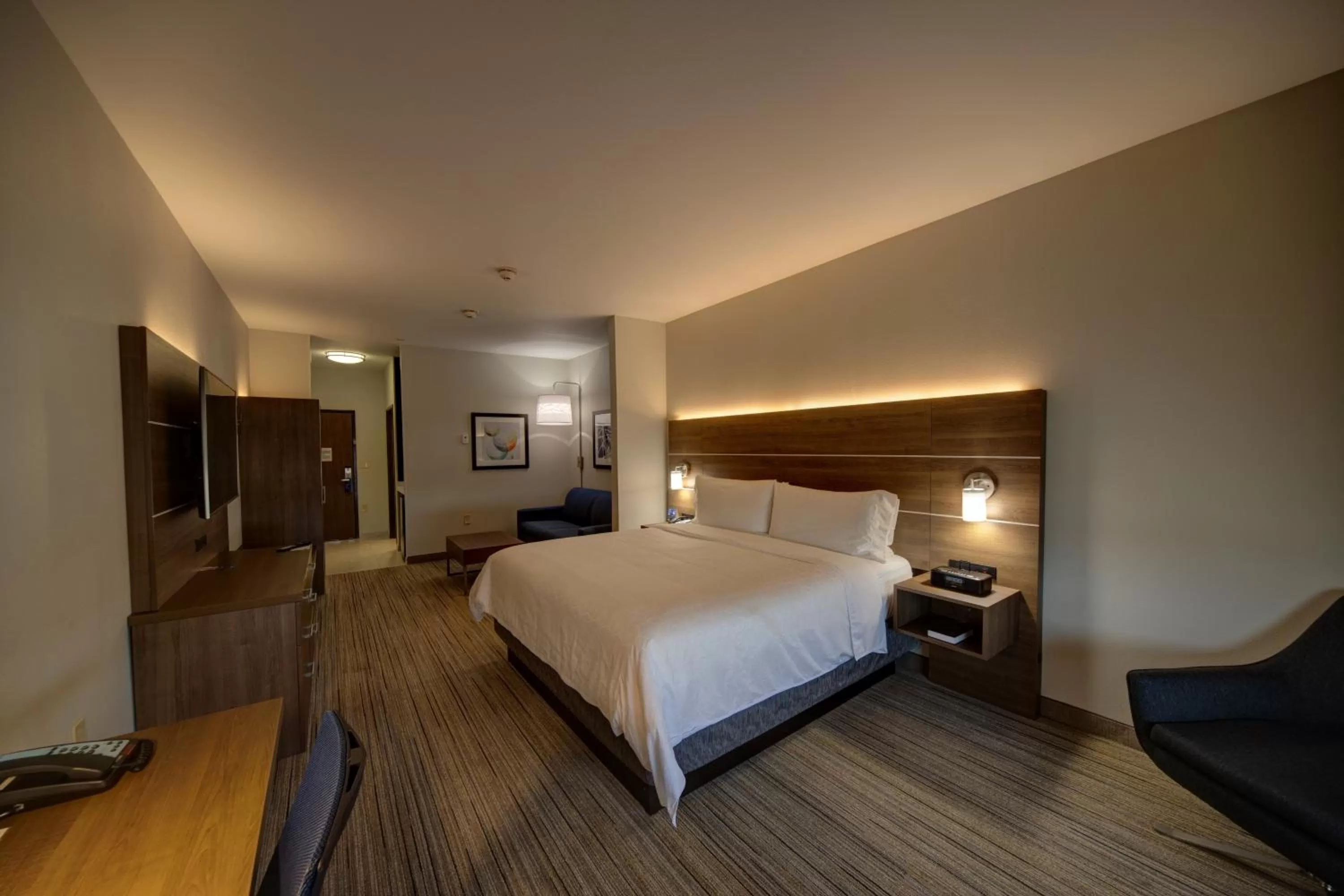 Photo of the whole room, Bed in Holiday Inn Express & Suites Oklahoma City West-Yukon by IHG