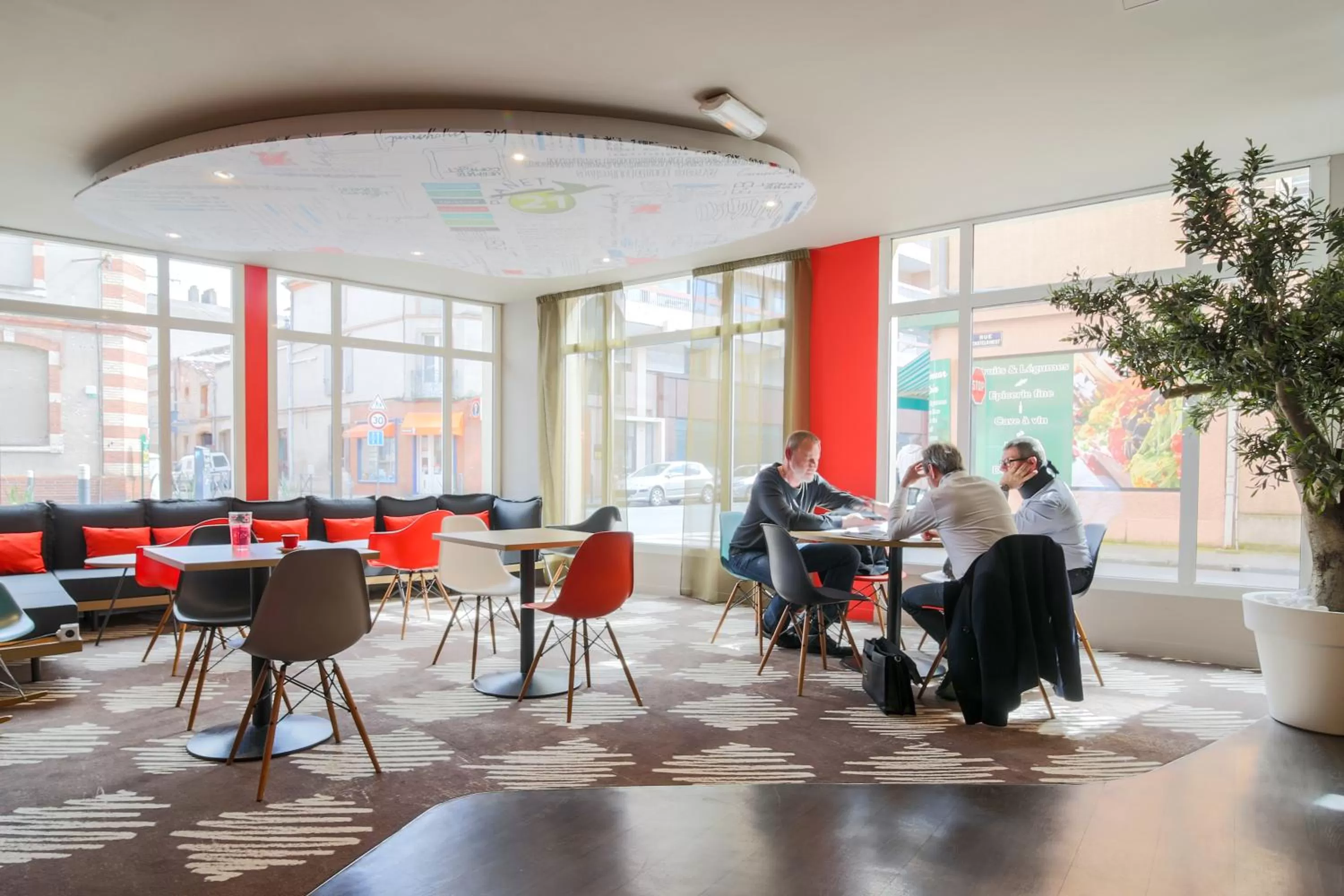 Seating area in Ibis Budget Albi Centre