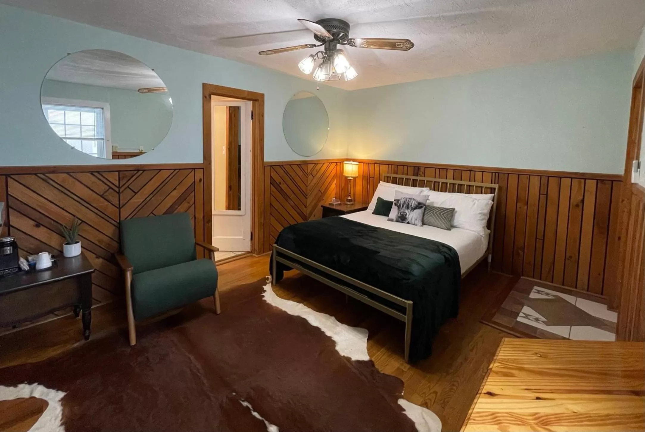 Bed in Skyline Village Inn