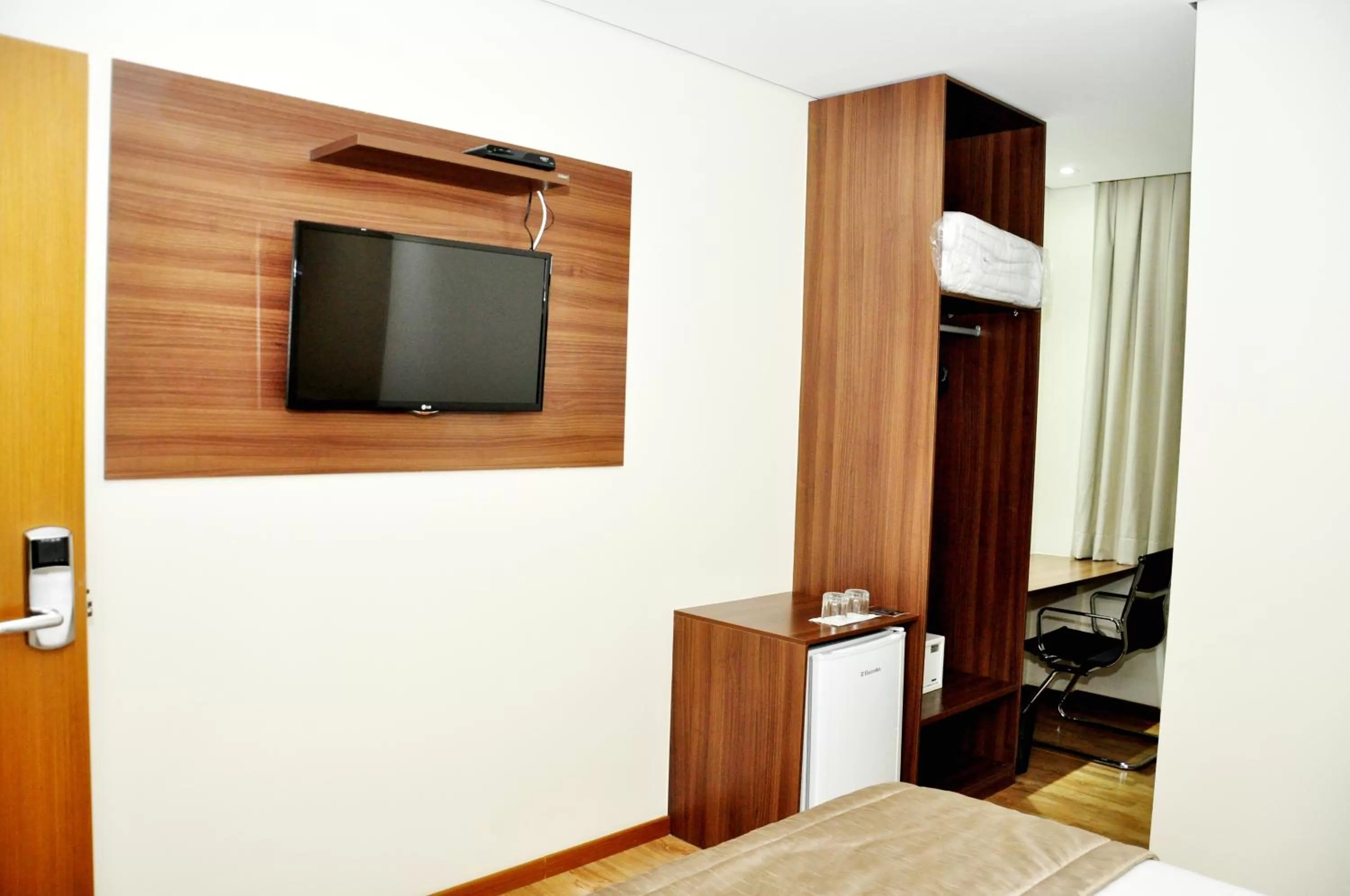 TV and multimedia in Hotel Mohave