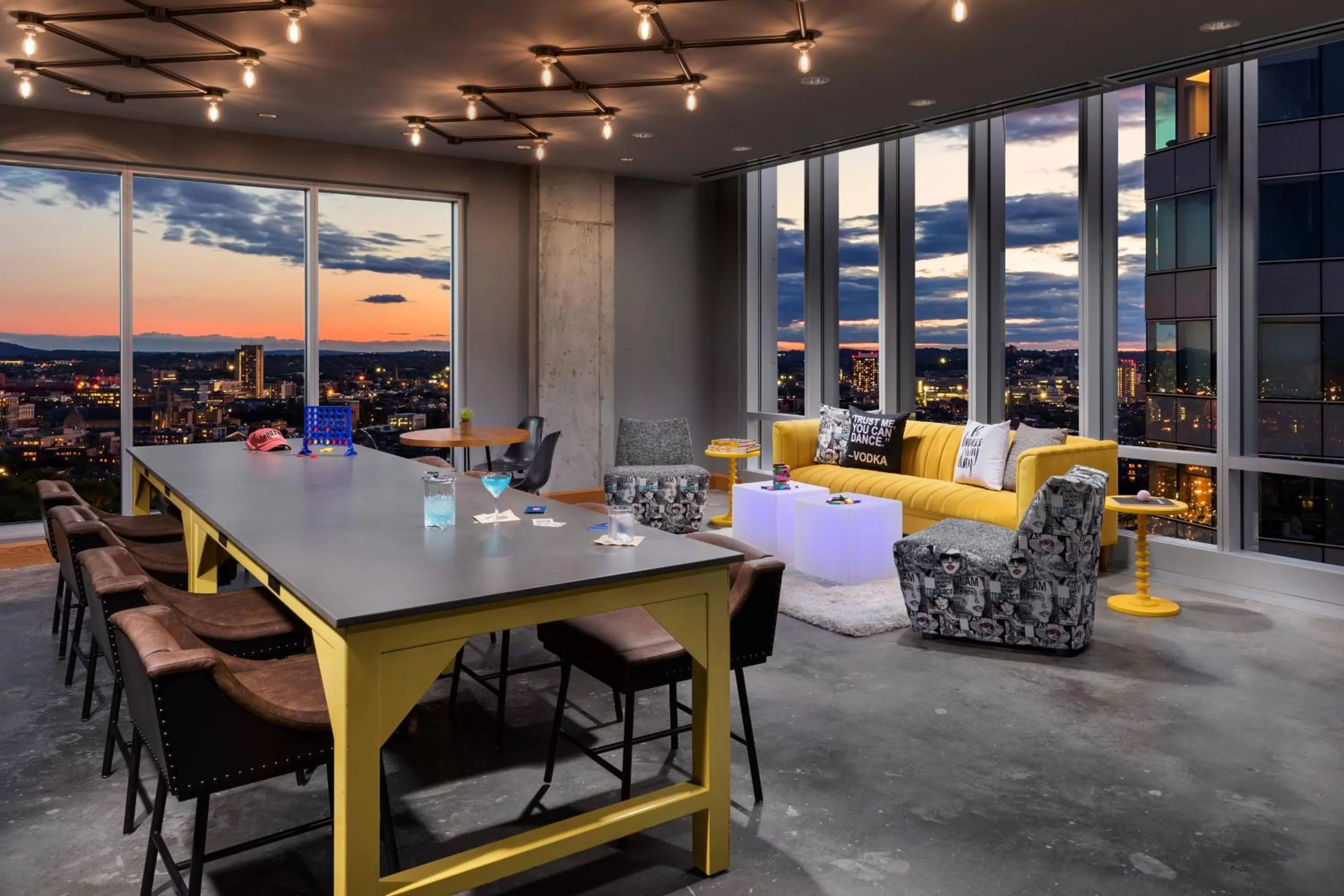 Lounge or bar in Moxy Boston Downtown