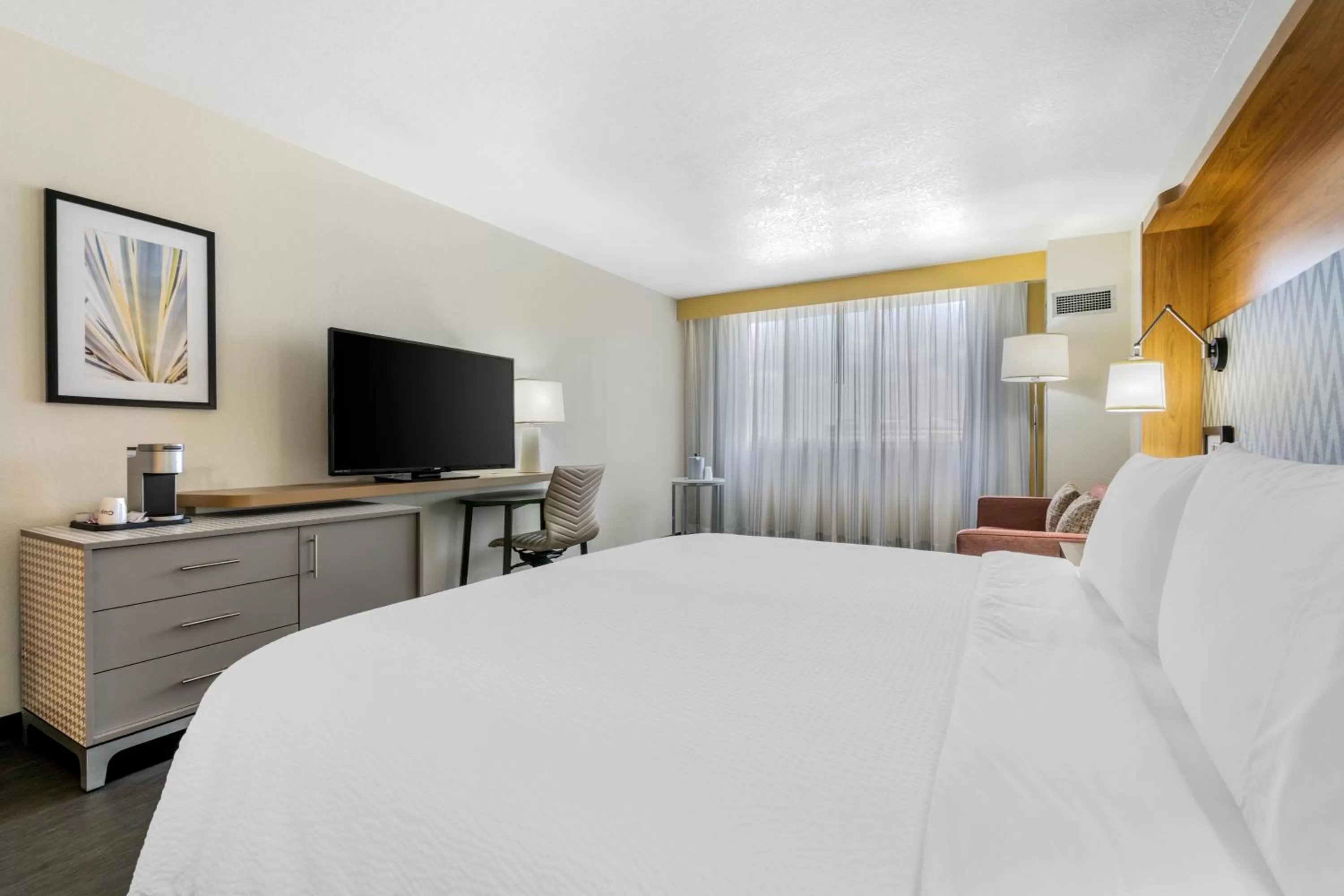 Bed in Holiday Inn Orlando International Dr-ICON by IHG