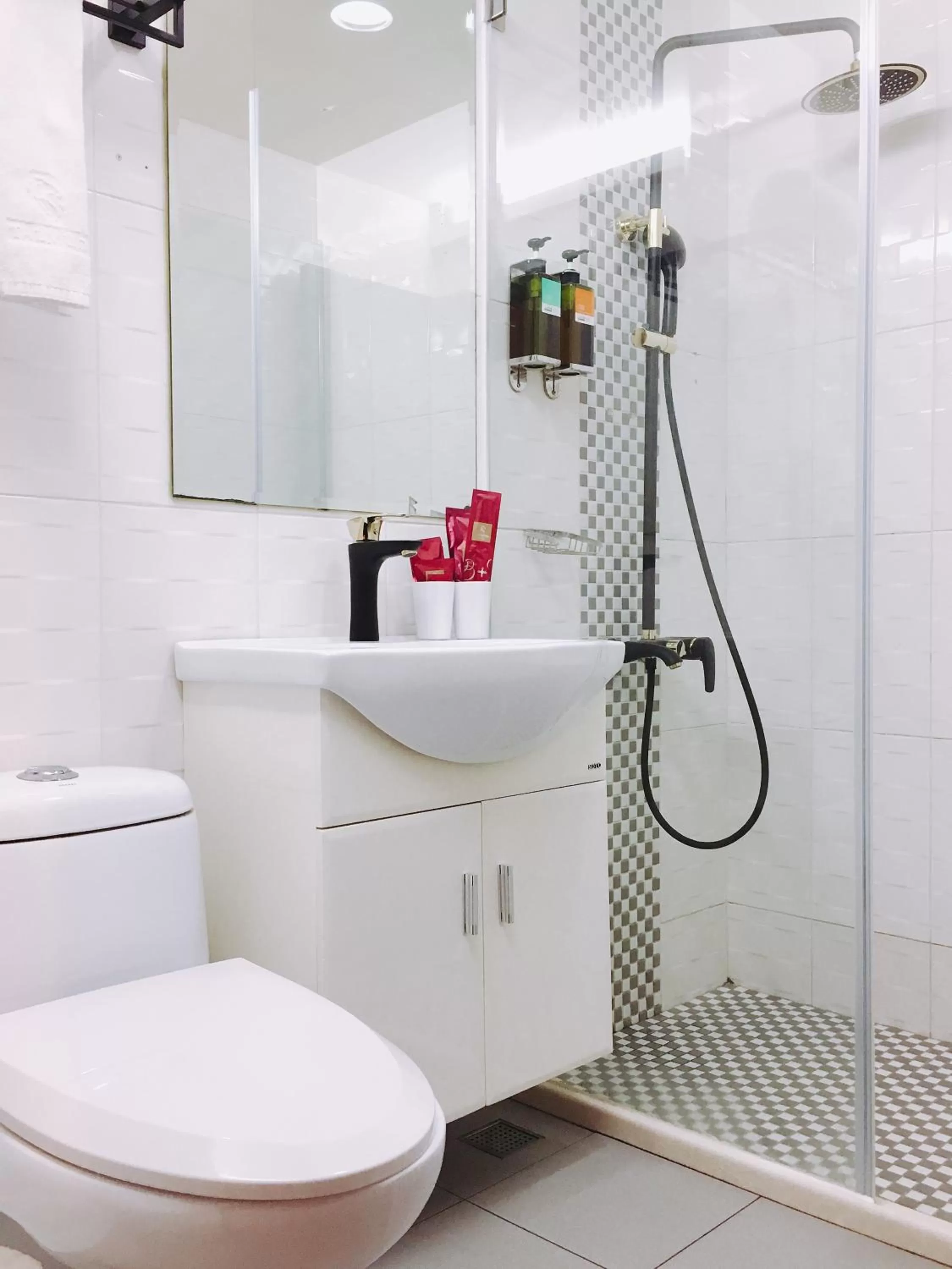 Shower in Talmud Hotel Gongyuan