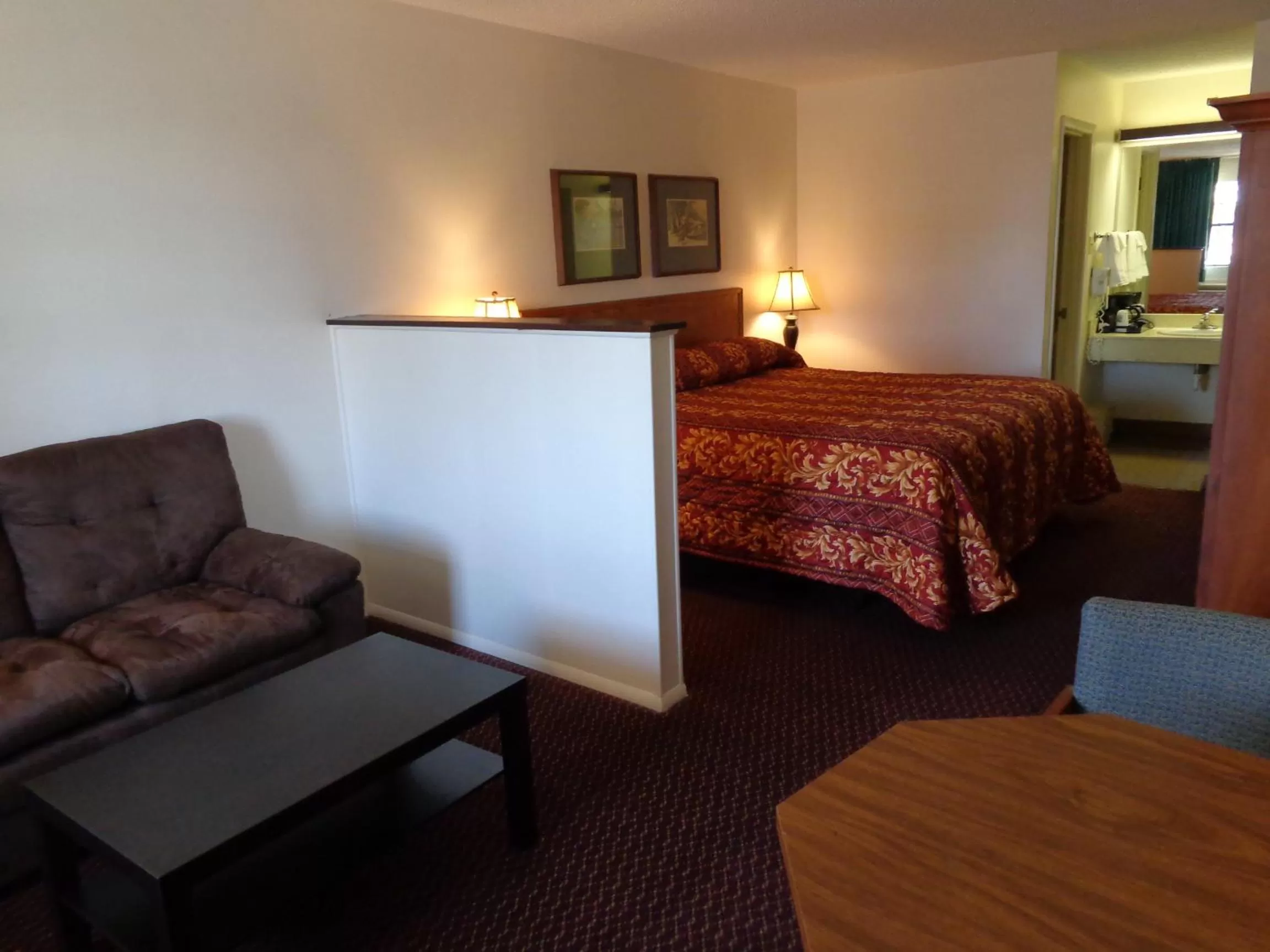 King Suite in Windcrest Inn and Suites
