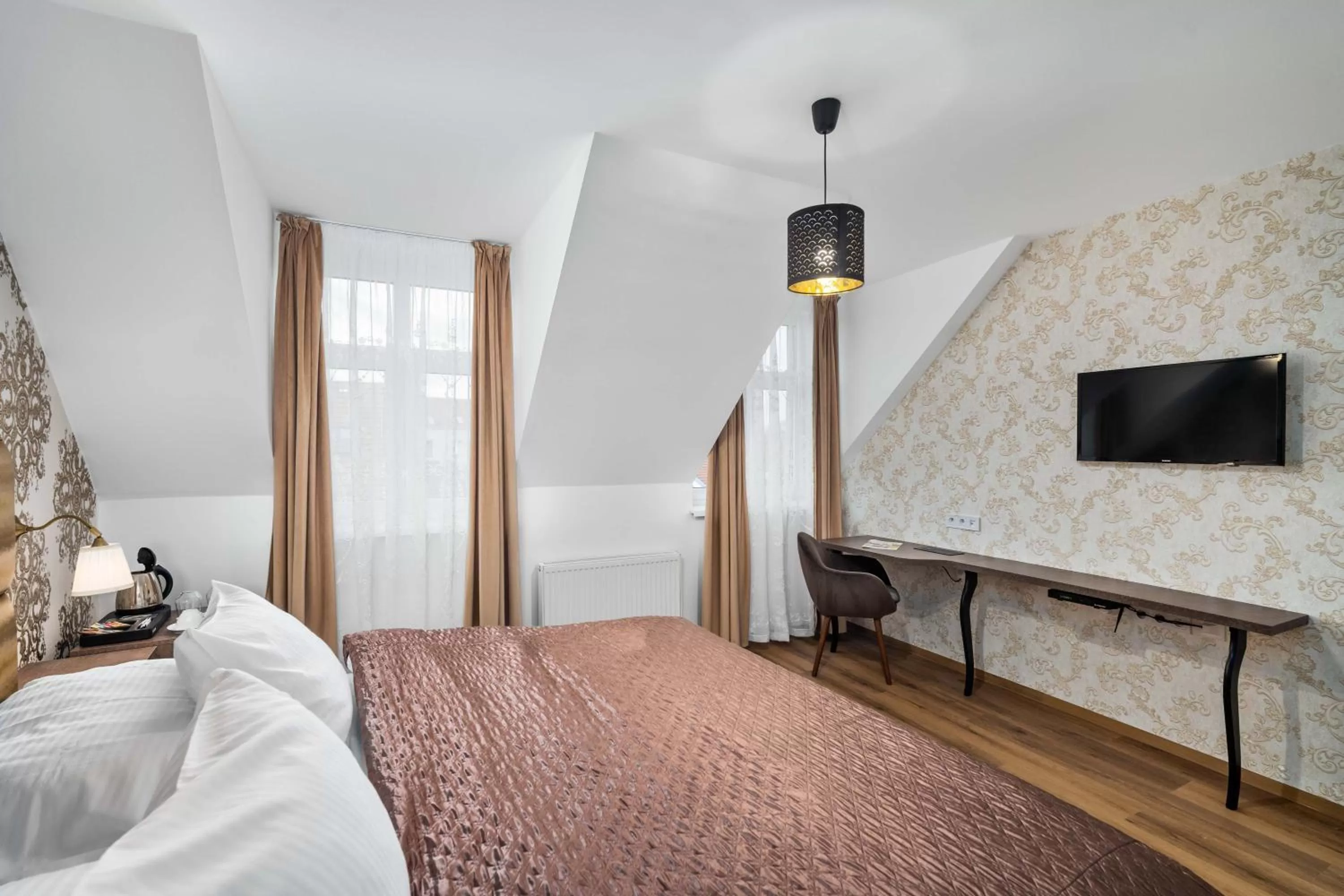 TV and multimedia, Bed in Hotel MAXPLAZA