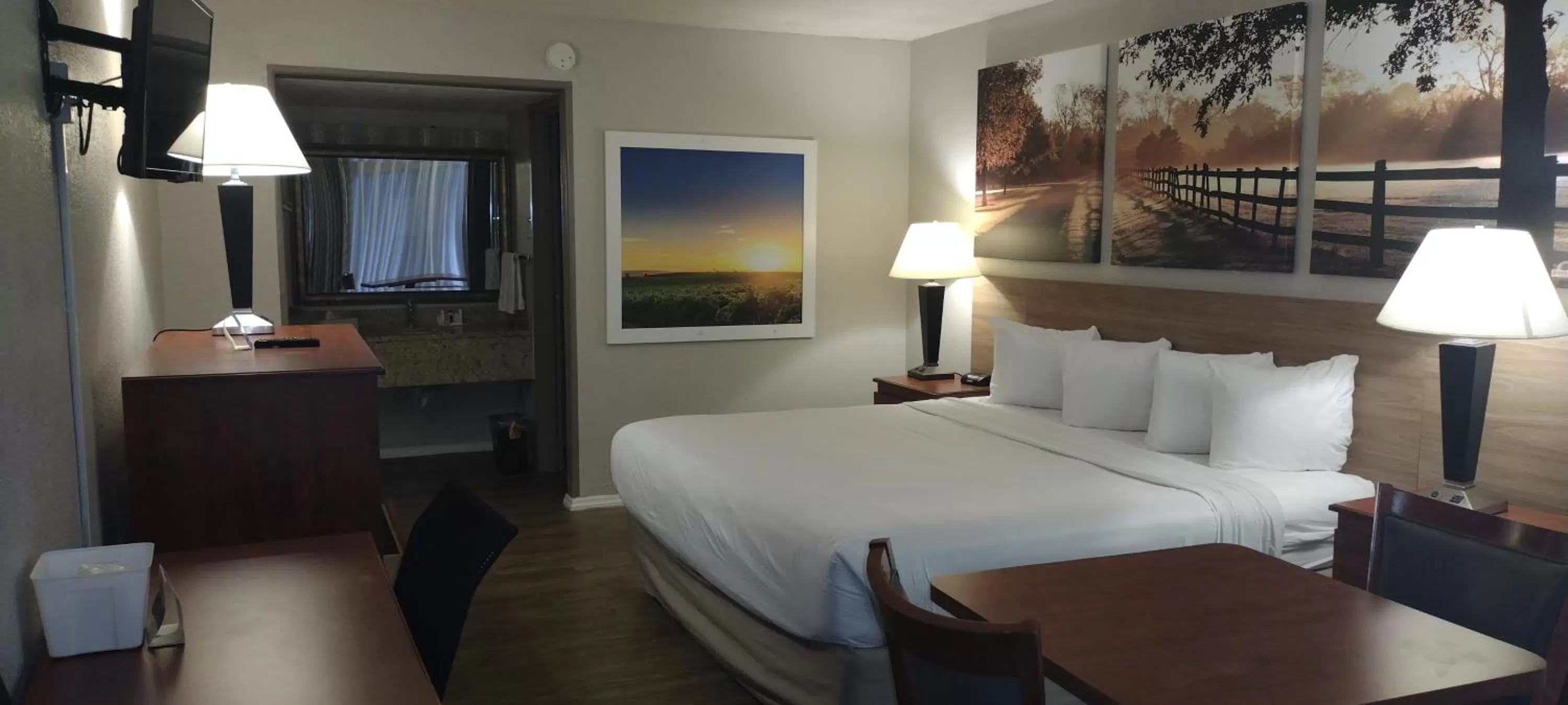 Photo of the whole room, Bed in Days Inn by Wyndham Wildwood I-75