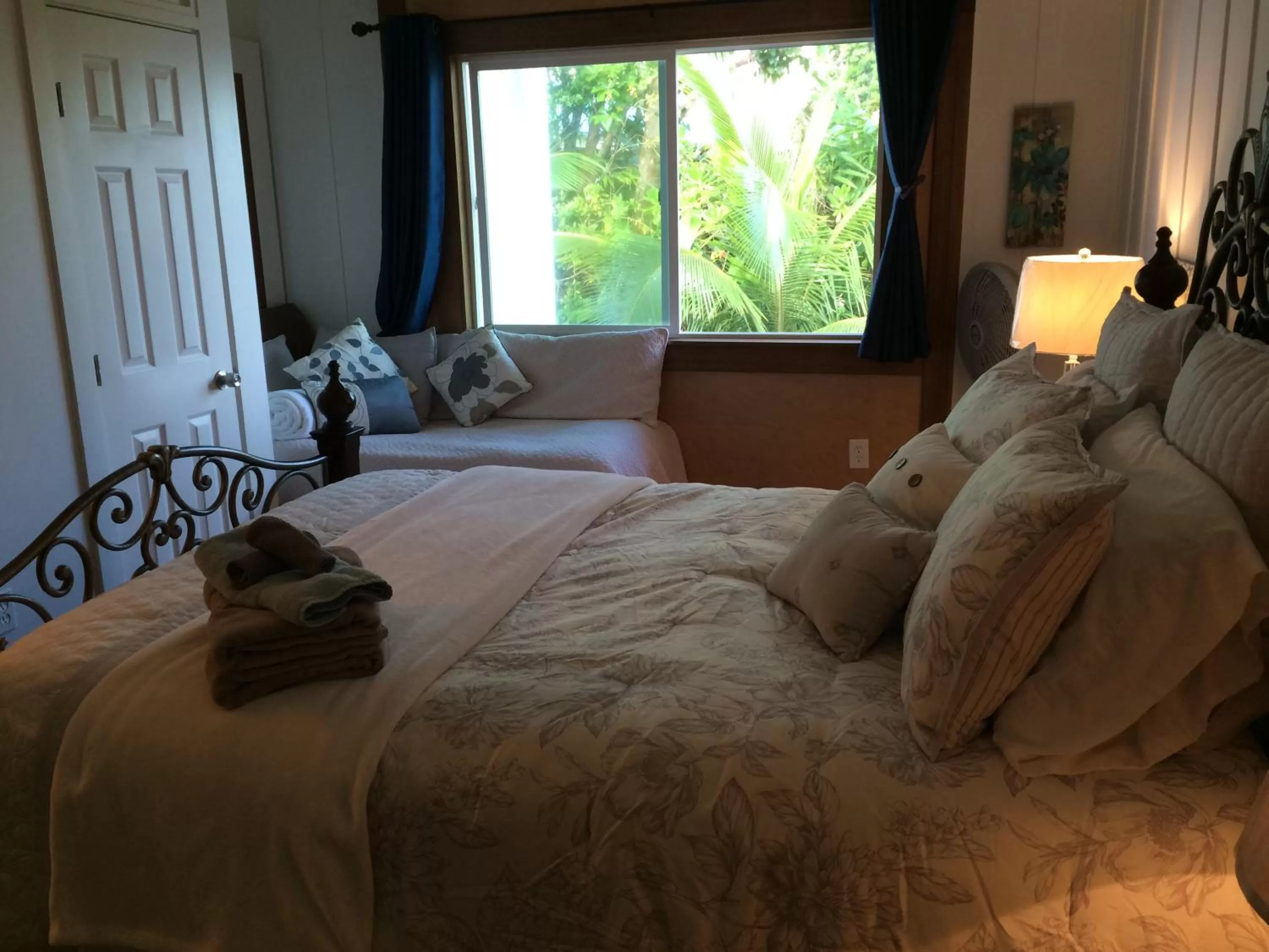Bedroom, Bed in Hilo Bay Oceanfront Bed and Breakfast