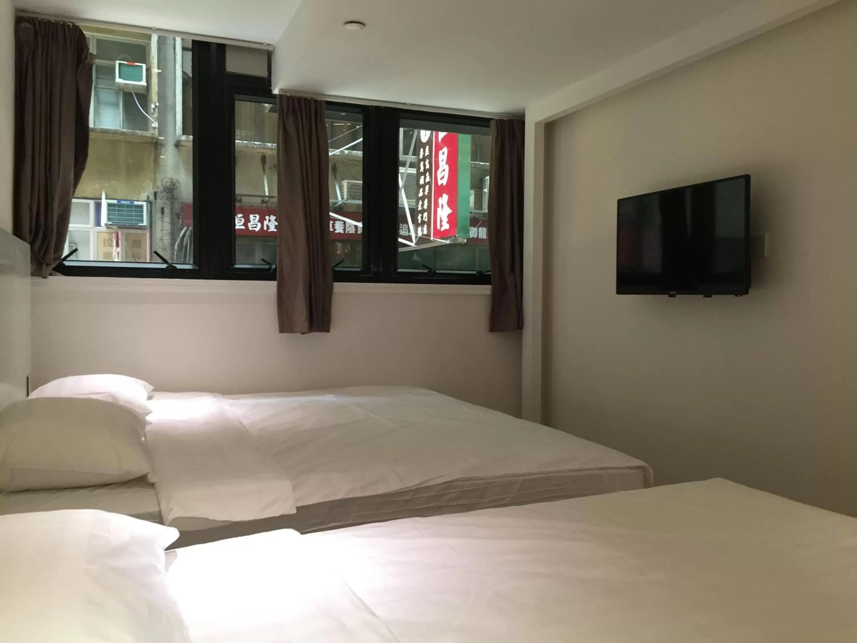 Photo of the whole room, Bed in Homy Central