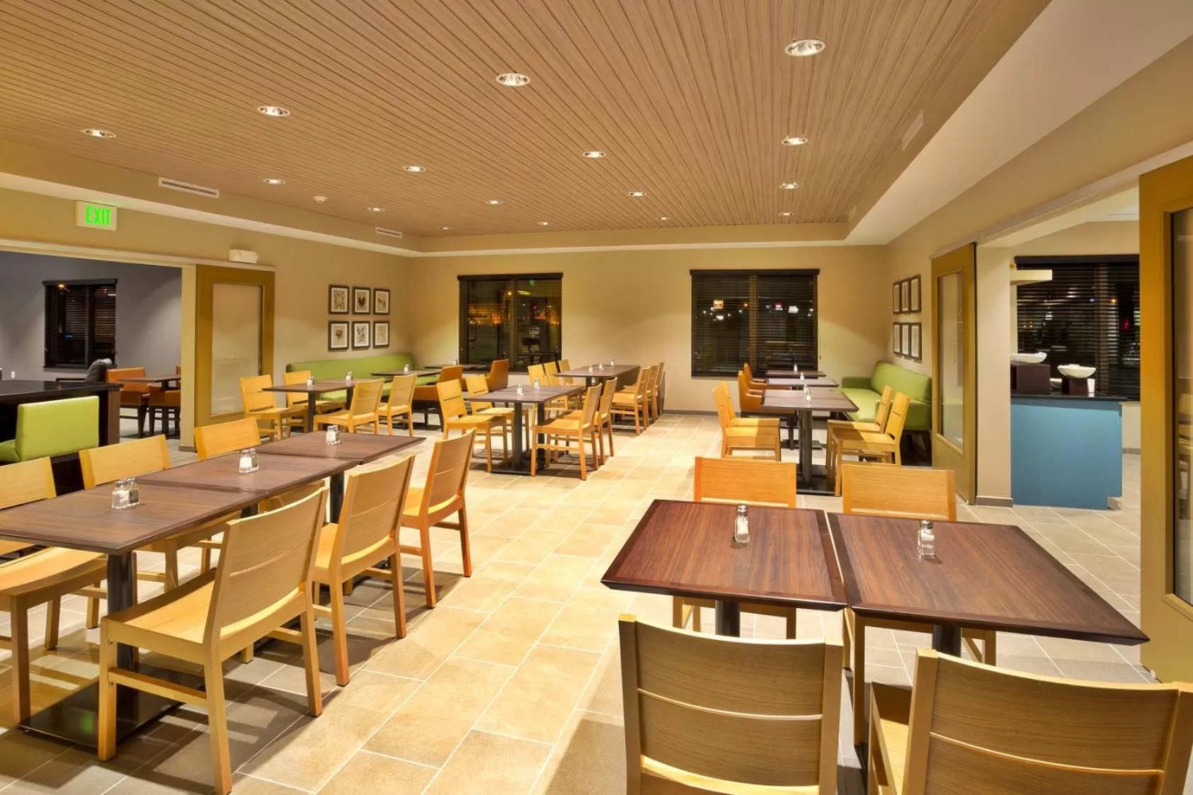 Restaurant/places to eat in Country Inn & Suites by Radisson, Springfield Southeast