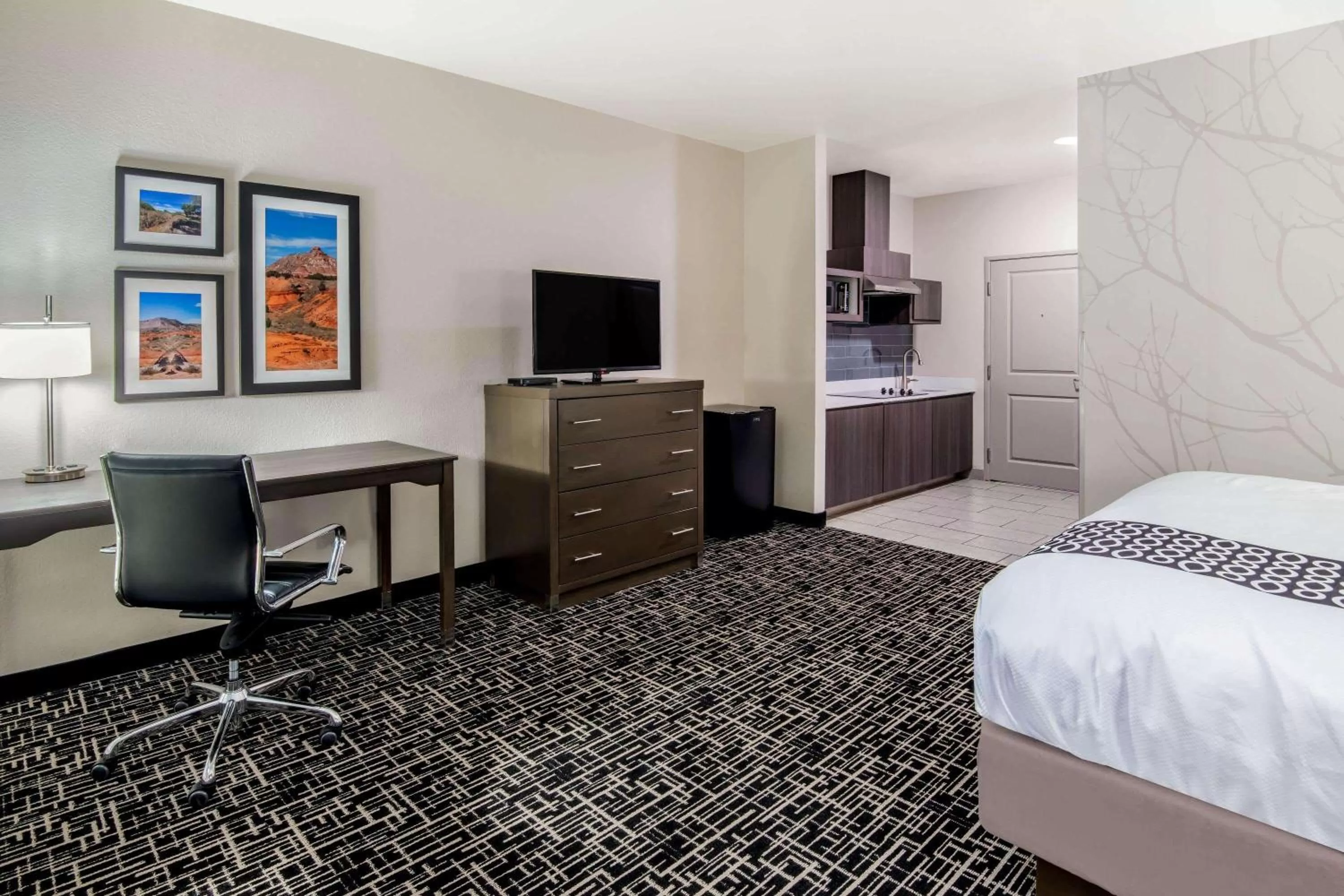 Photo of the whole room, Bed in La Quinta by Wyndham Pampa