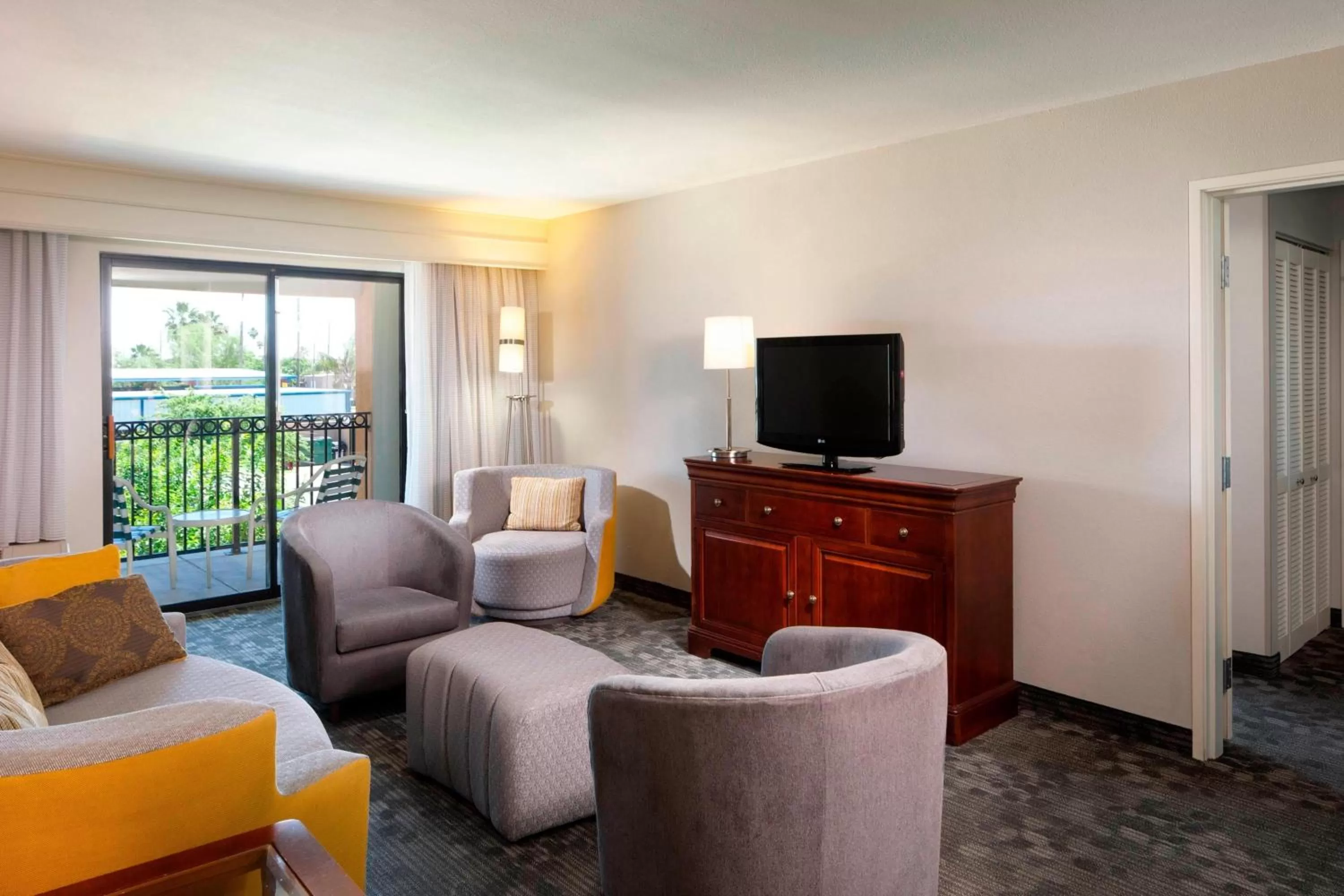 Living room in Courtyard by Marriott Brownsville