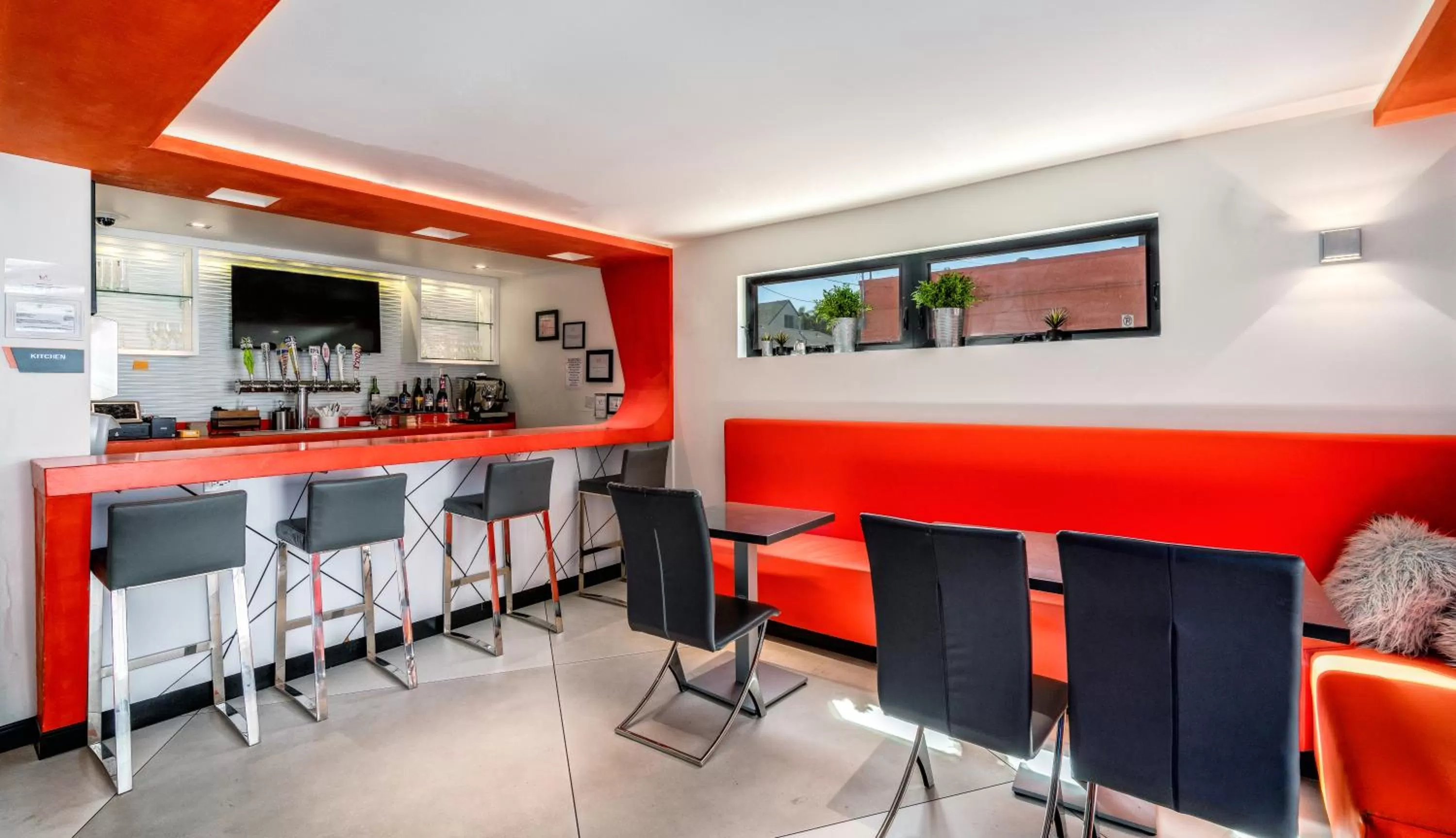 Restaurant/places to eat in The Moment Hotel