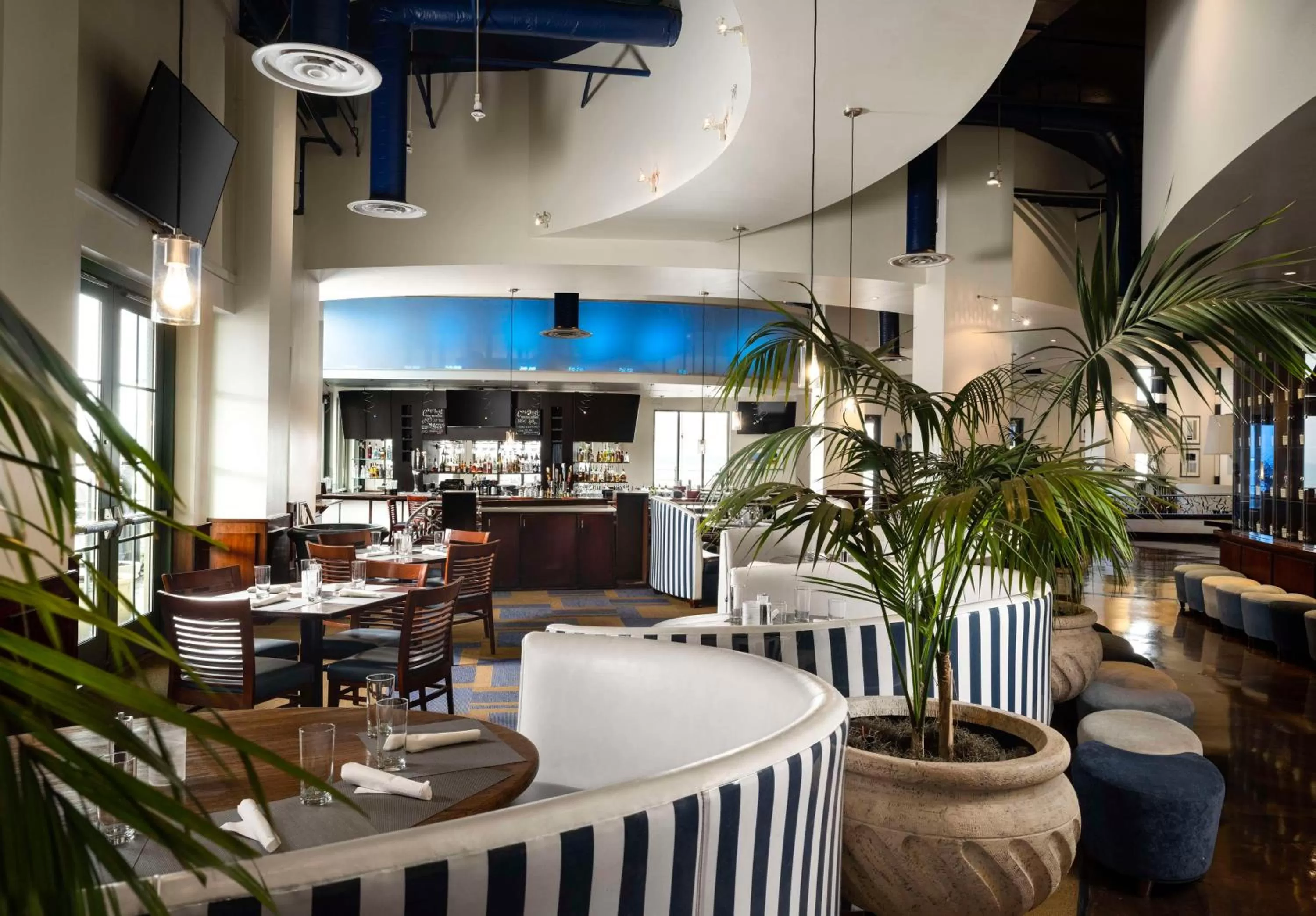 Lounge or bar in Hilton Virginia Beach Oceanfront