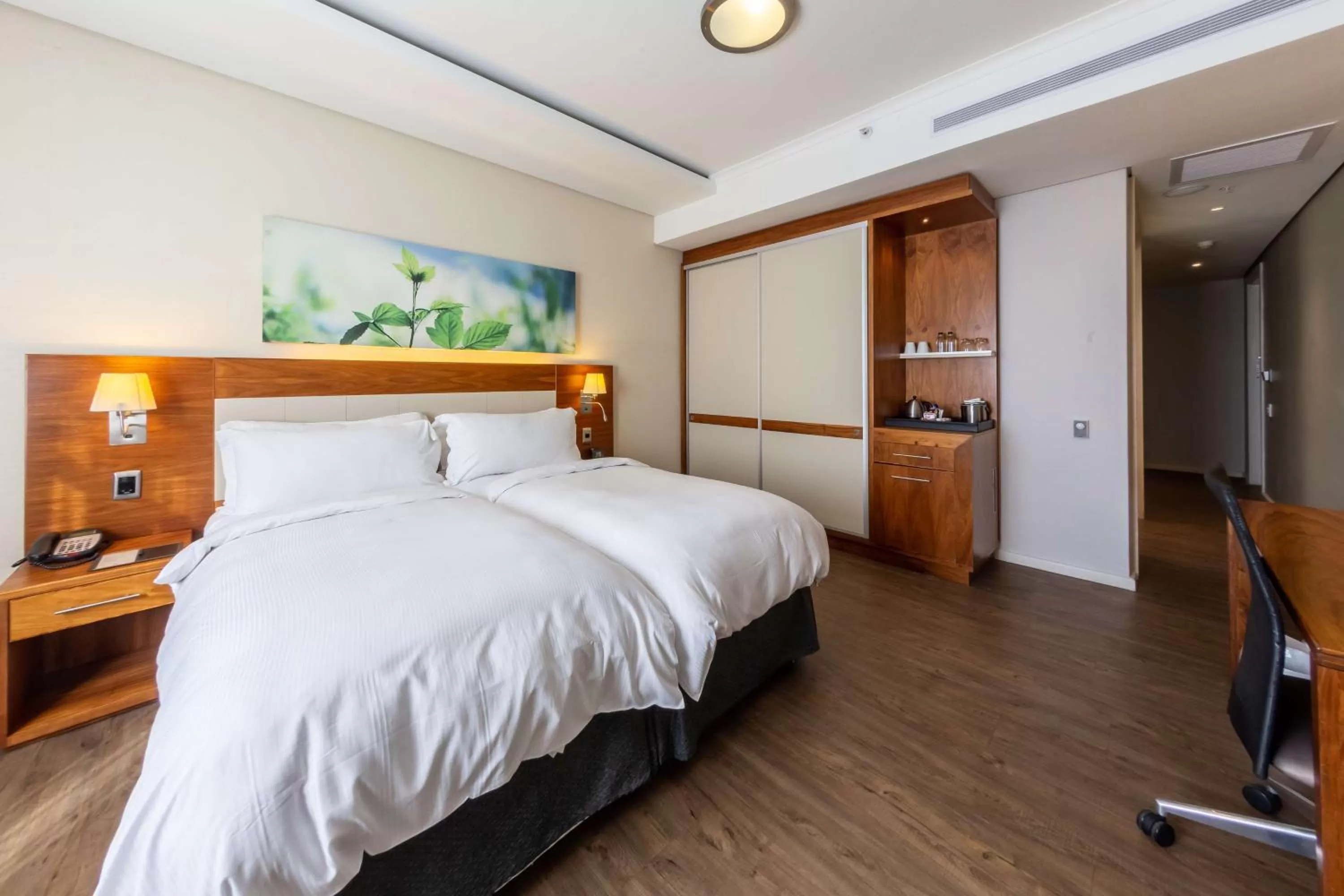 Bedroom, Bed in DoubleTree by Hilton Cape Town Upper Eastside