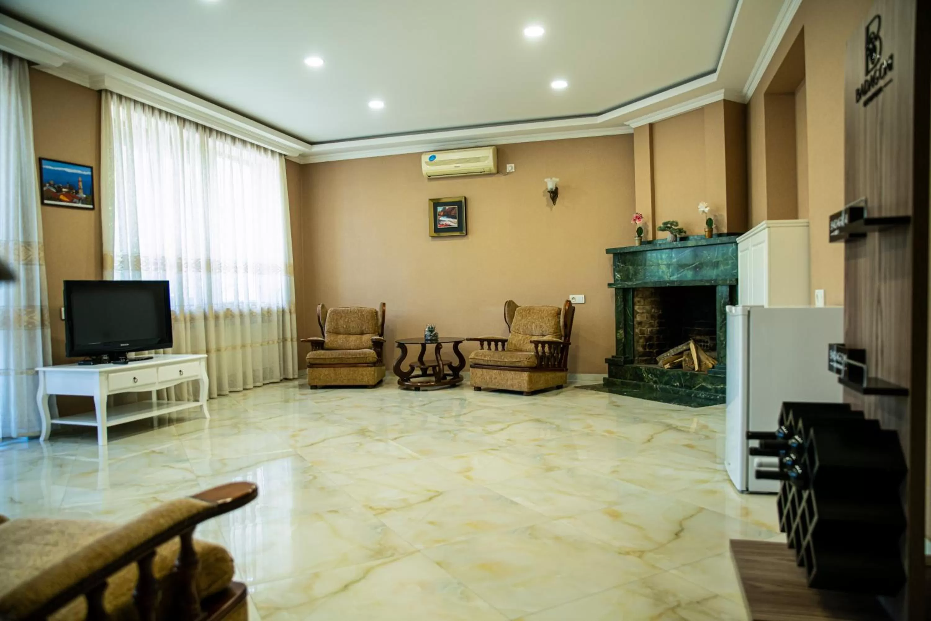 TV and multimedia, TV/Entertainment Center in Midtown-Vera