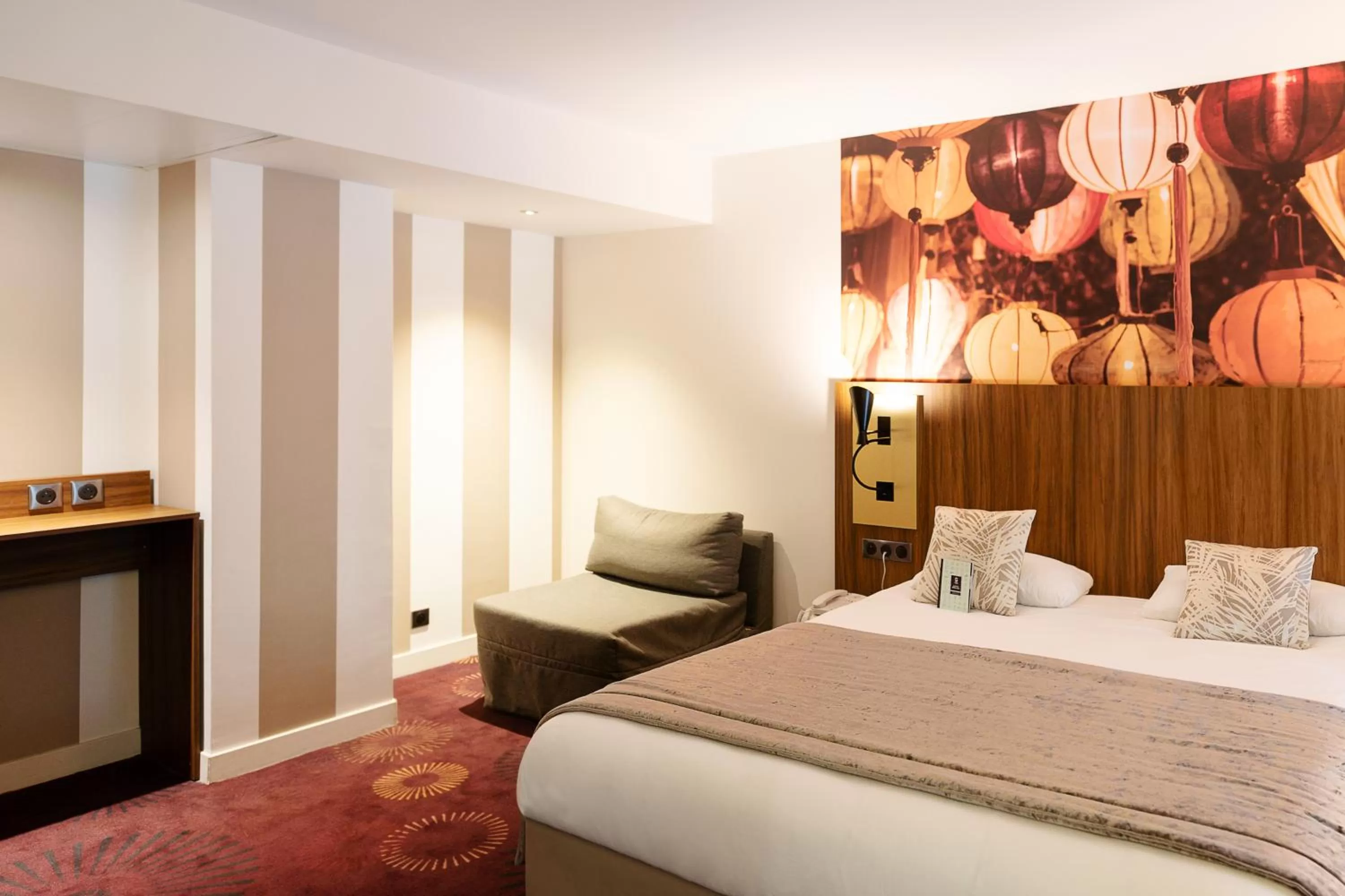 View (from property/room), Bed in Mercure Lyon Centre Plaza République