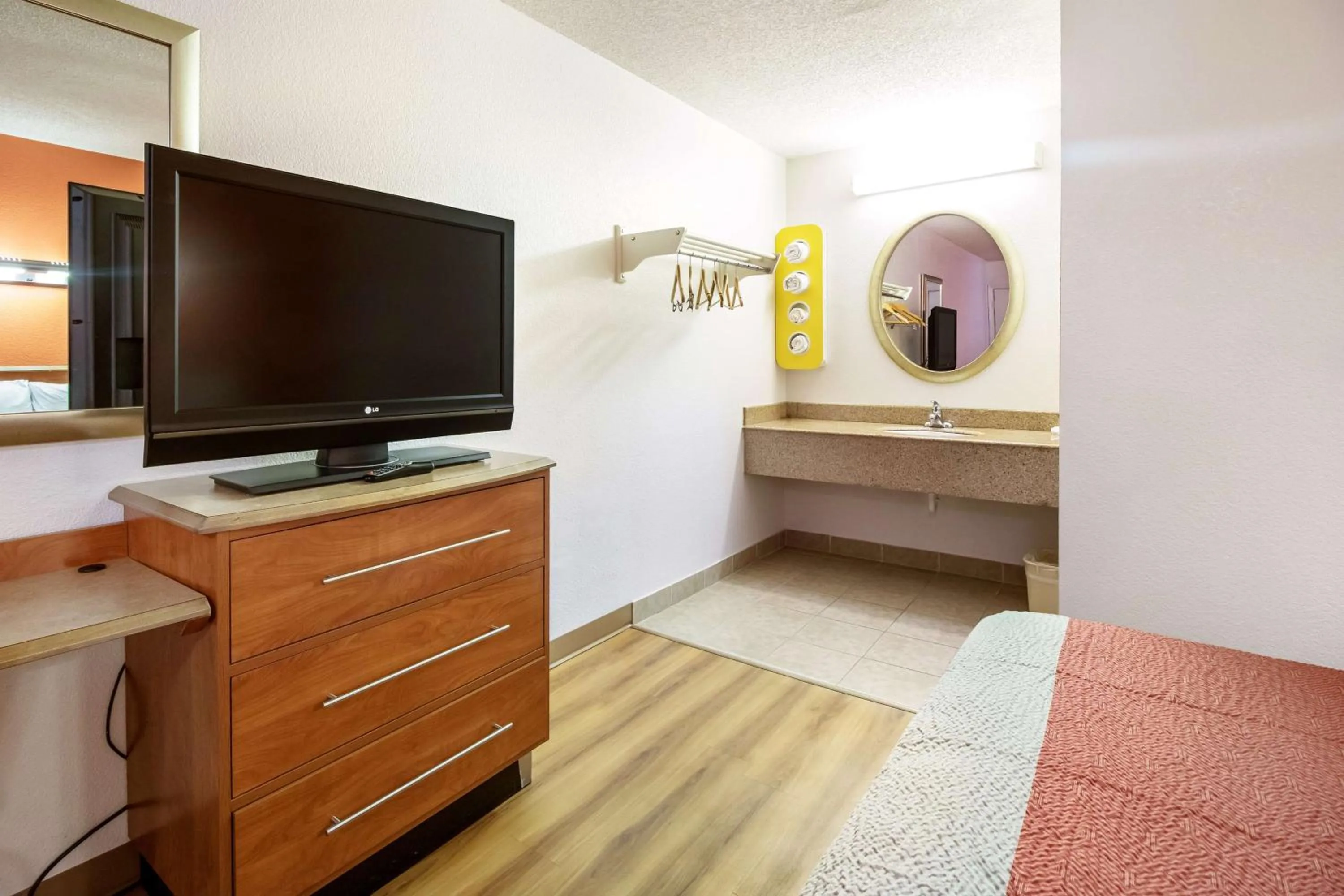 TV and multimedia in Motel 6-Dayton, OH - Englewood