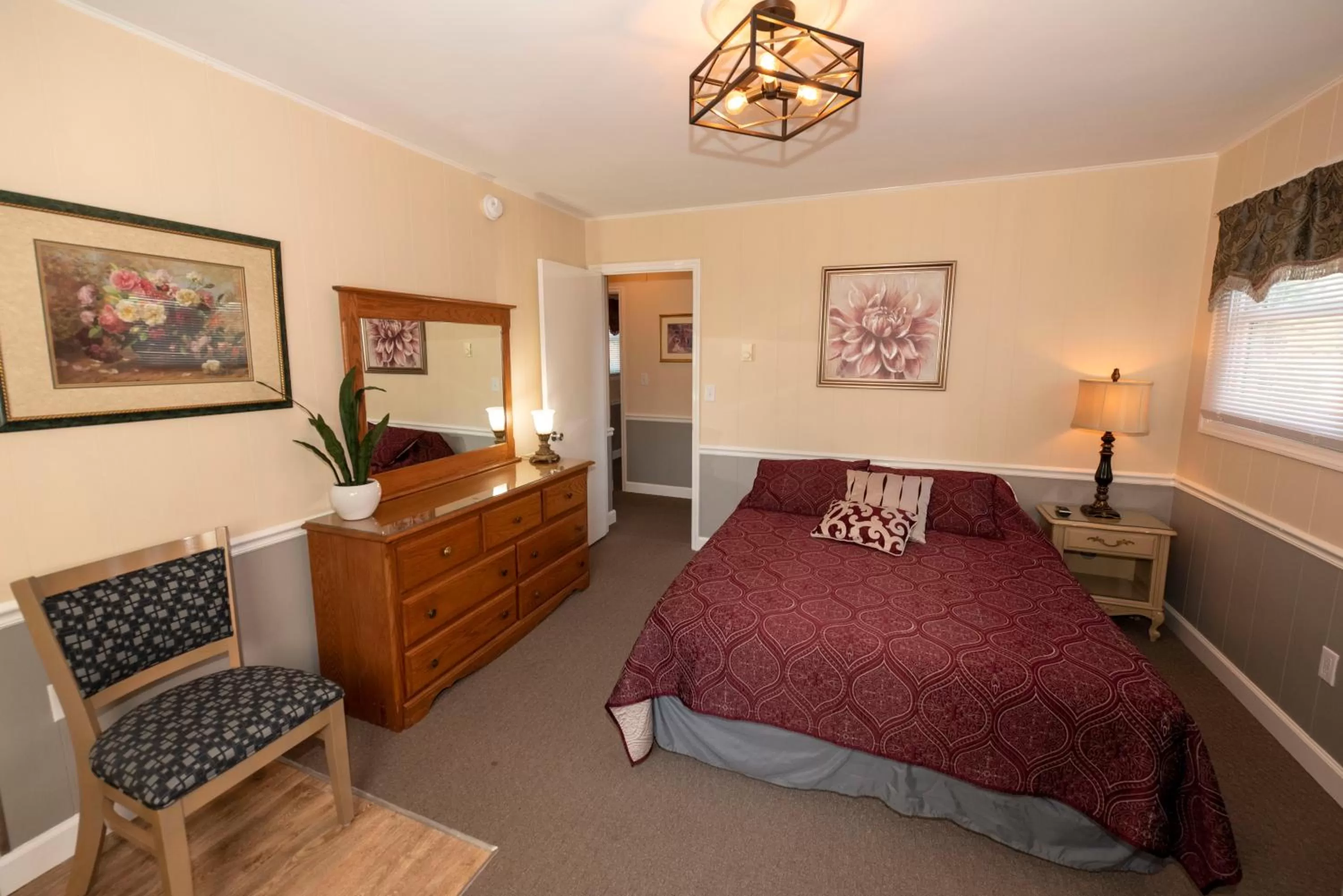 Bed in Simmons Motel and Suites