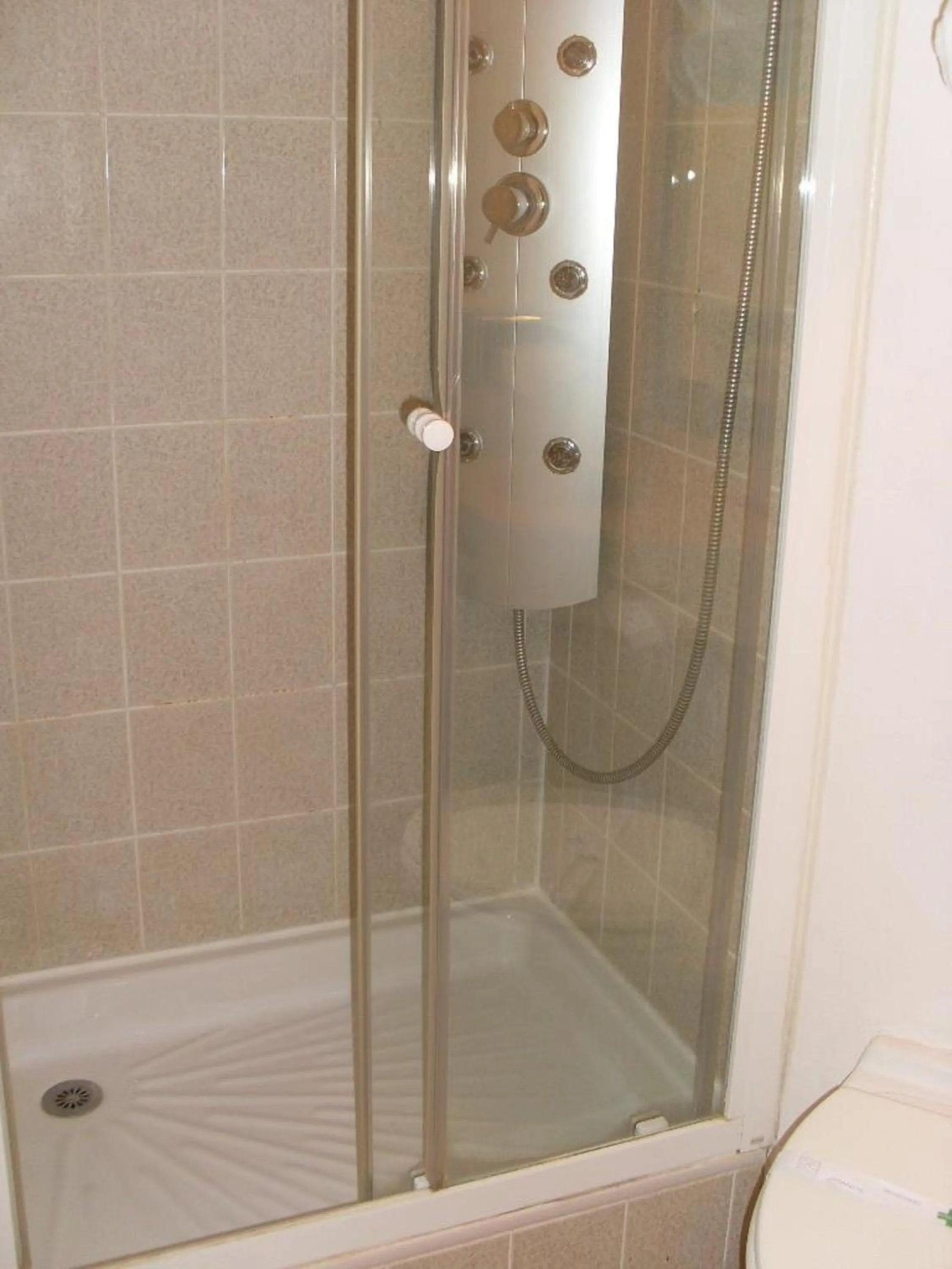 Bathroom in Enzo Hotels Vierzon by Kyriad Direct