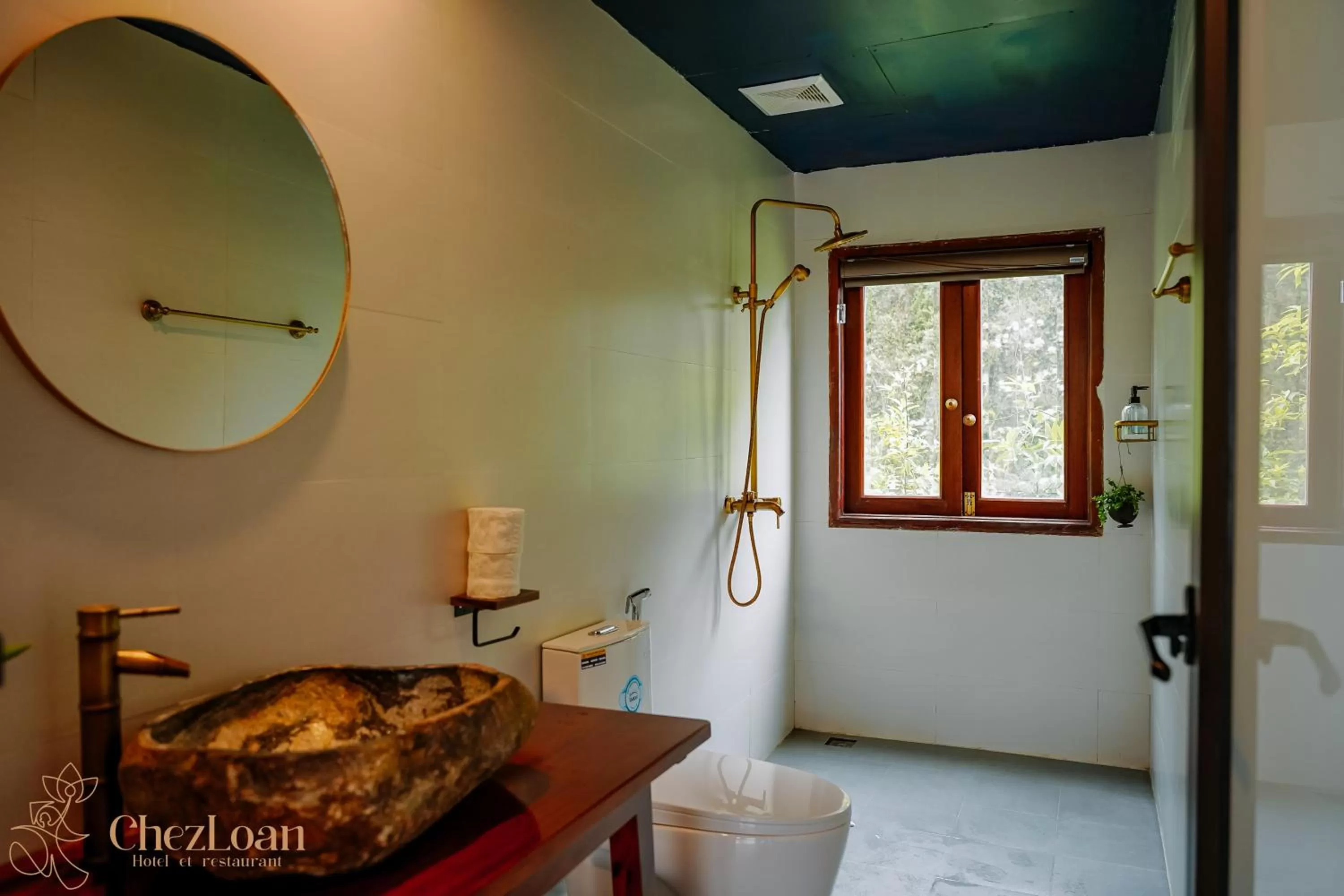 Bathroom in Chez Loan Hotel