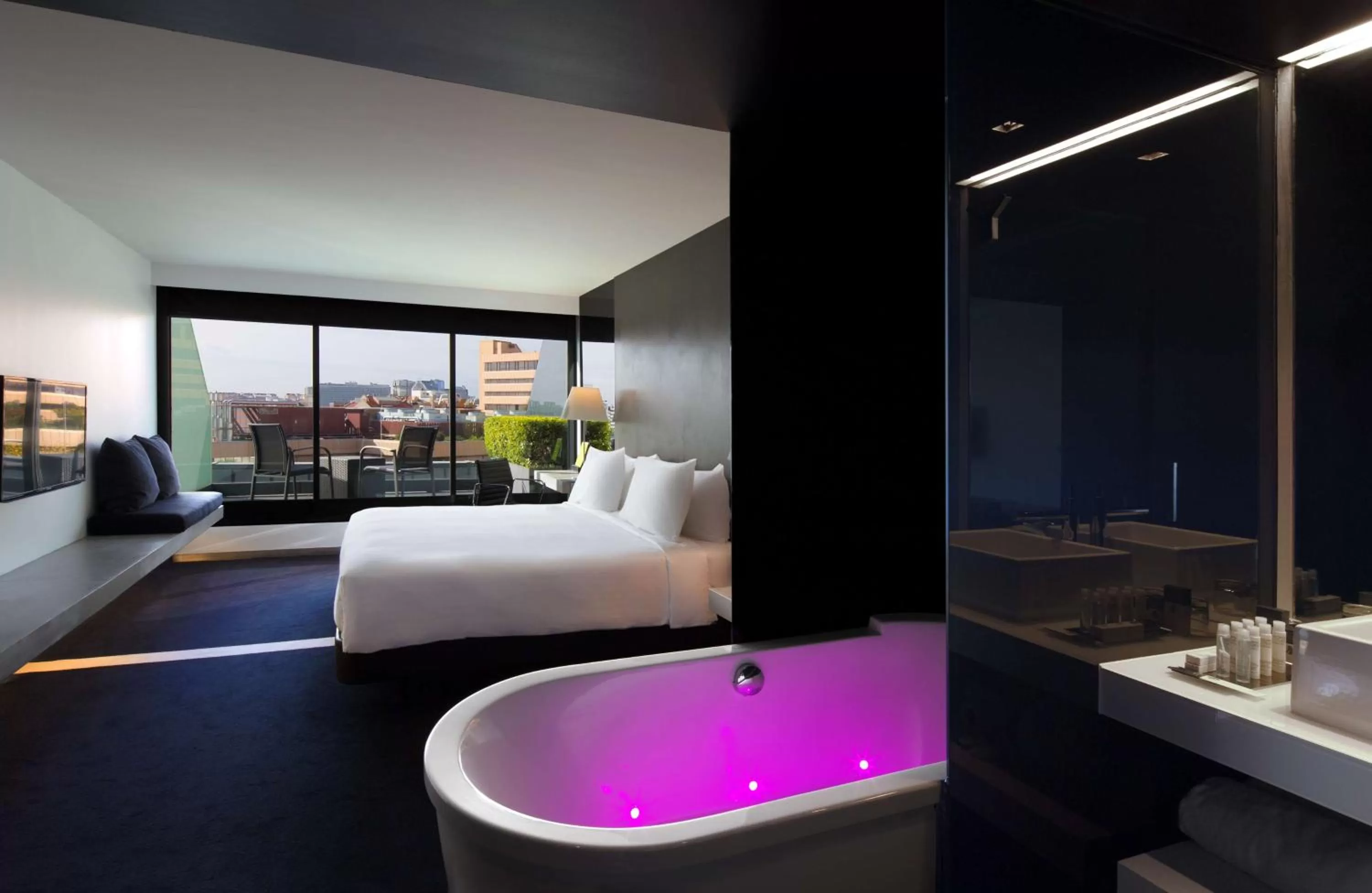 Bathroom, Bed in DoubleTree by Hilton Lisbon Fontana Park