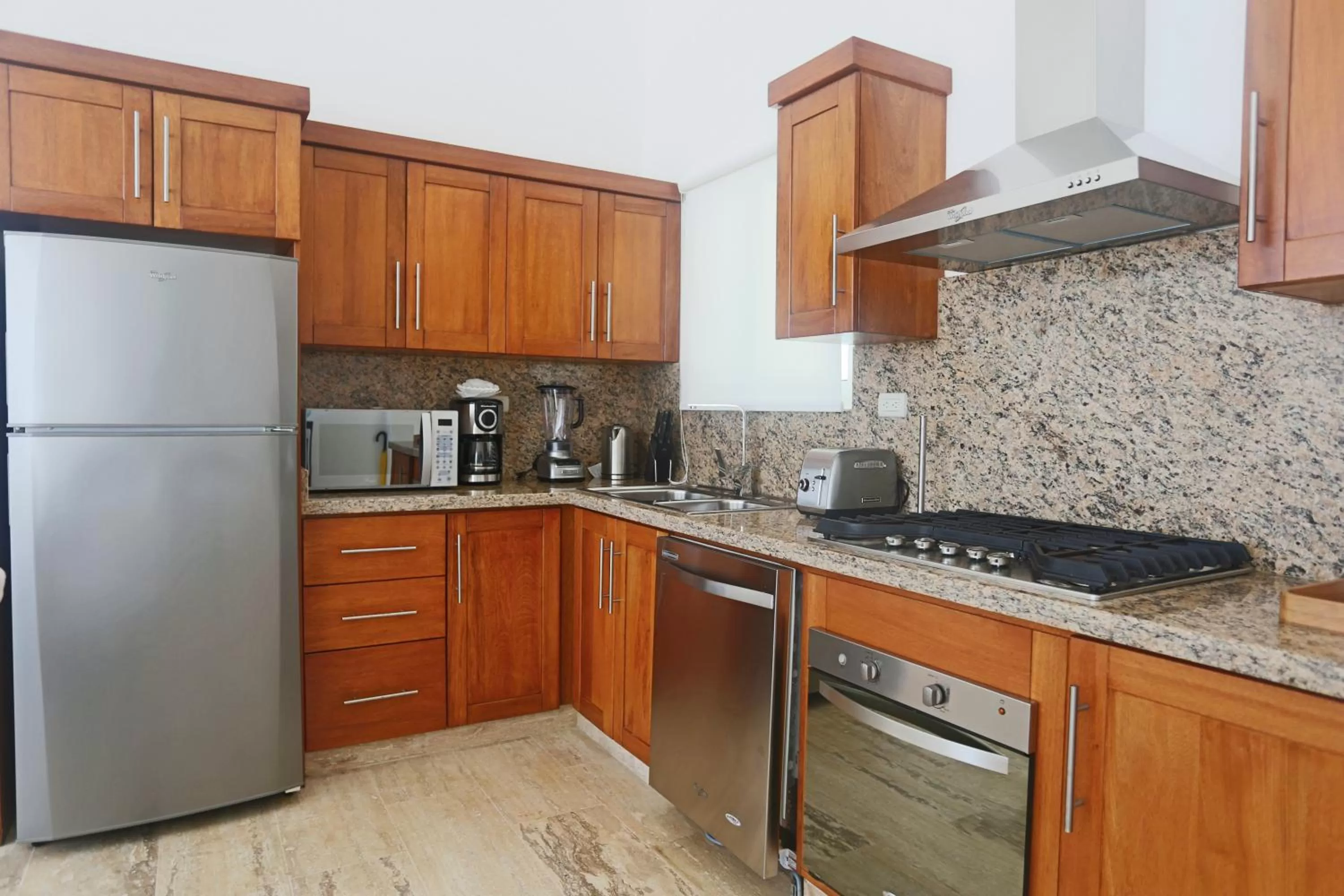 Coffee/tea facilities, Kitchen/Kitchenette in Ocean Village Deluxe Resort & Spa