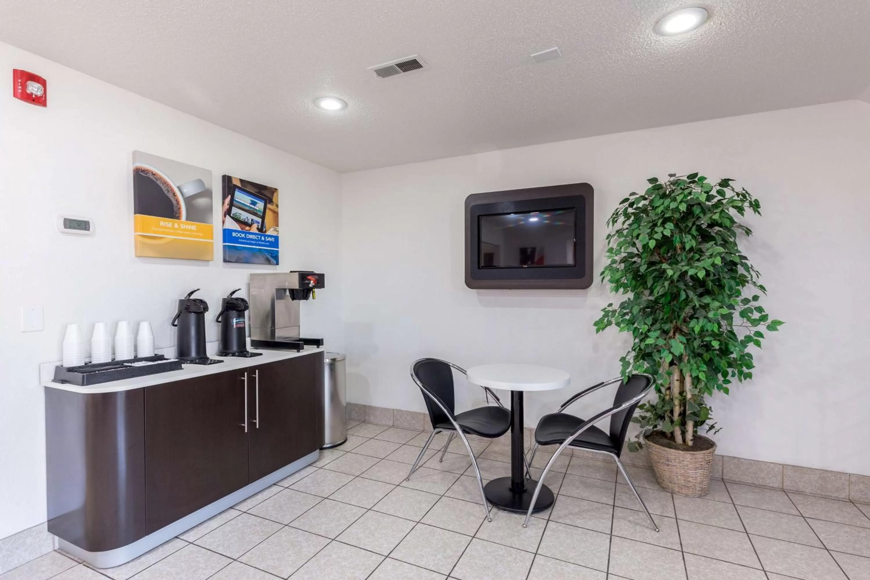 Communal lounge/ TV room in Motel 6-Troy, IL