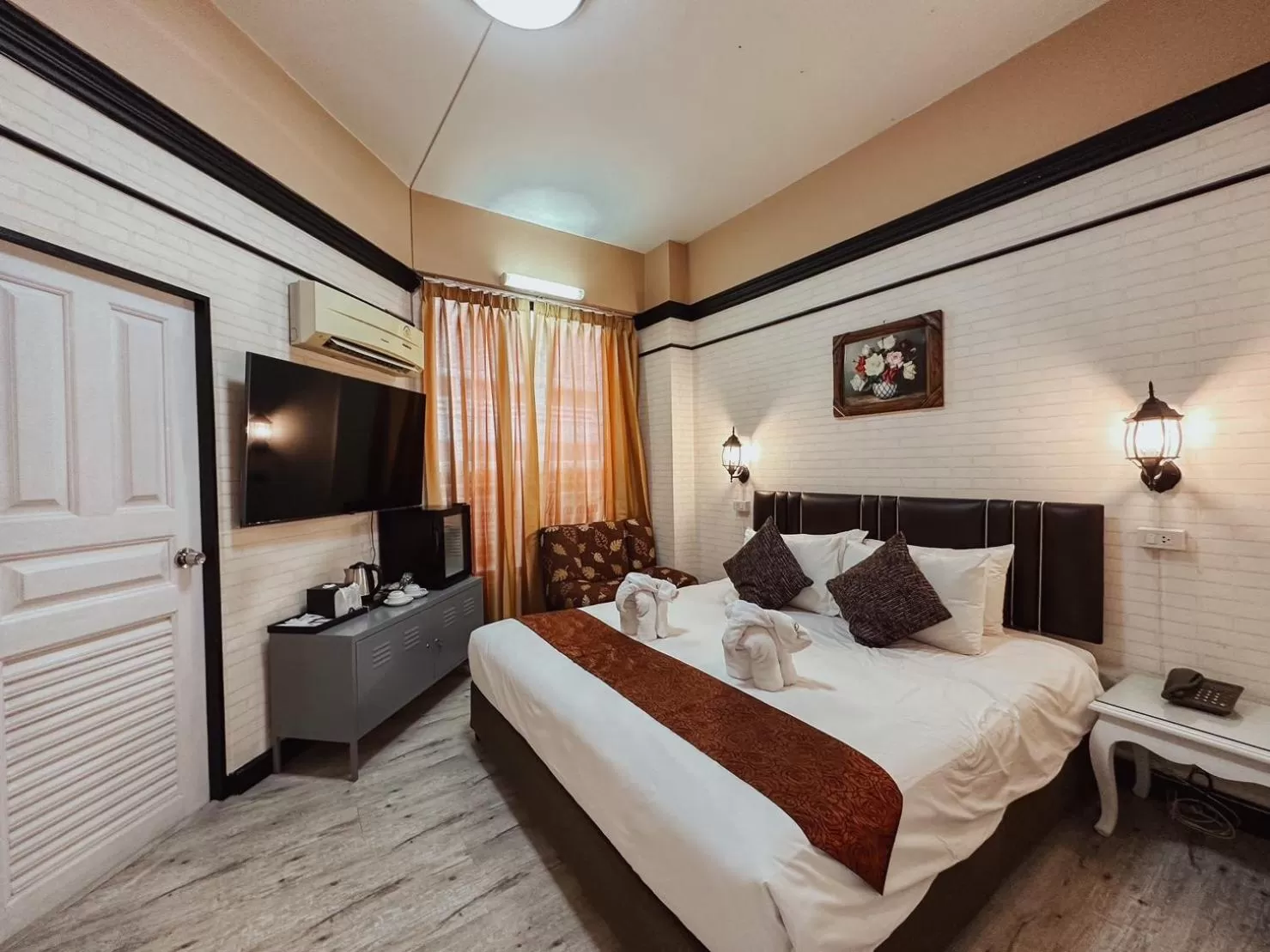 Bed in Hotel De Khuvieng