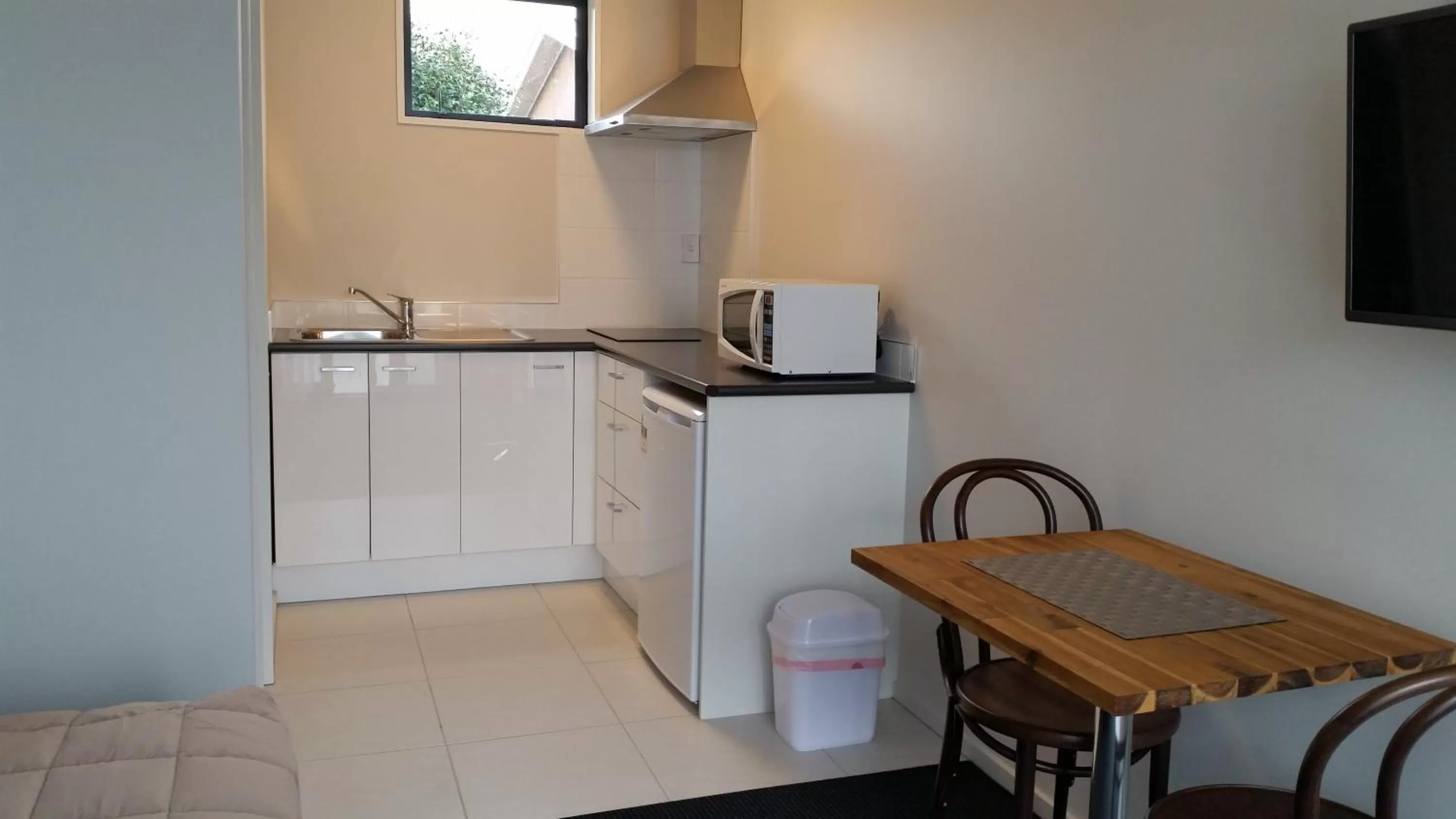 Kitchen or kitchenette in 319 Addington Motel