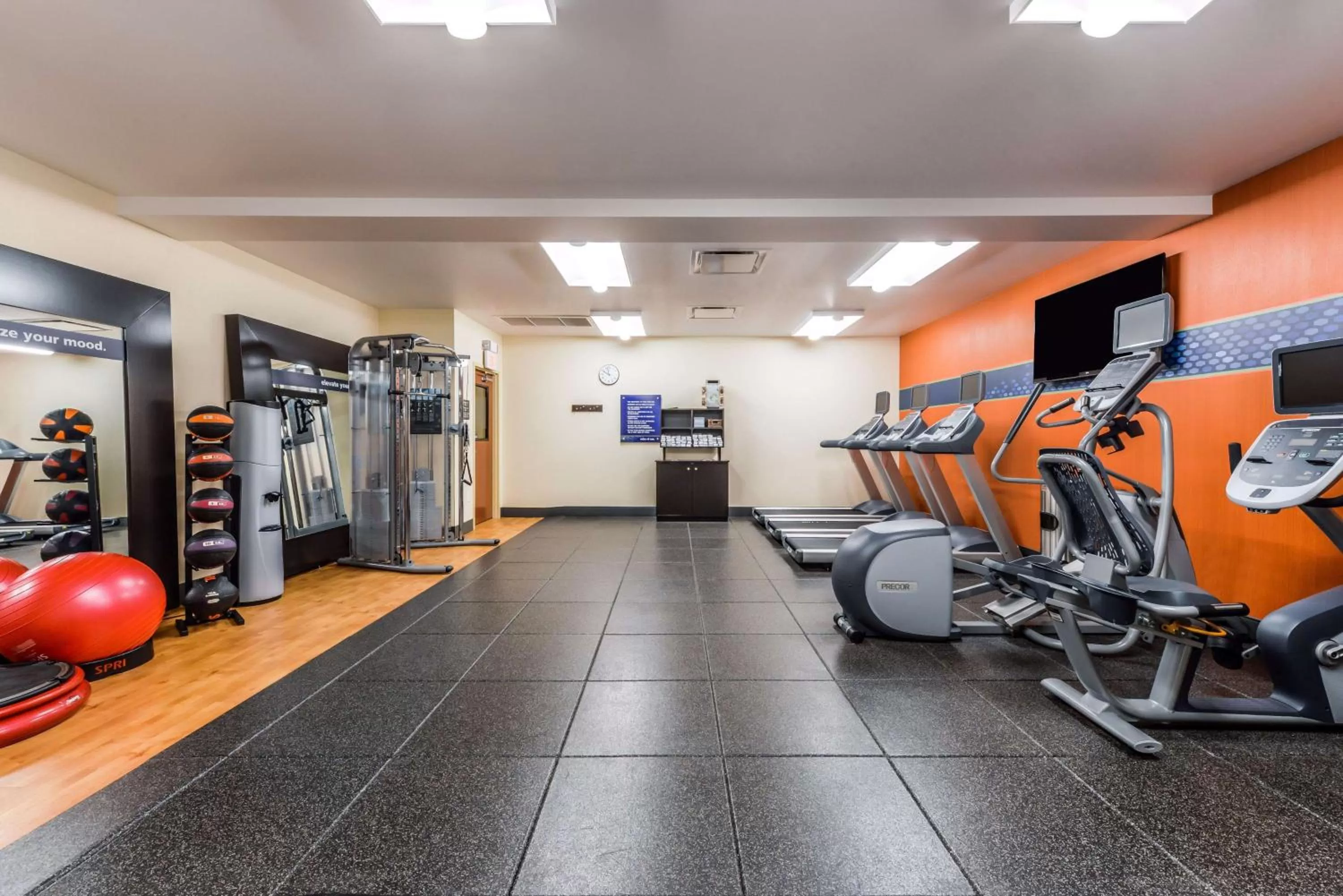 Fitness centre/facilities in Hampton Inn & Suites Boulder North