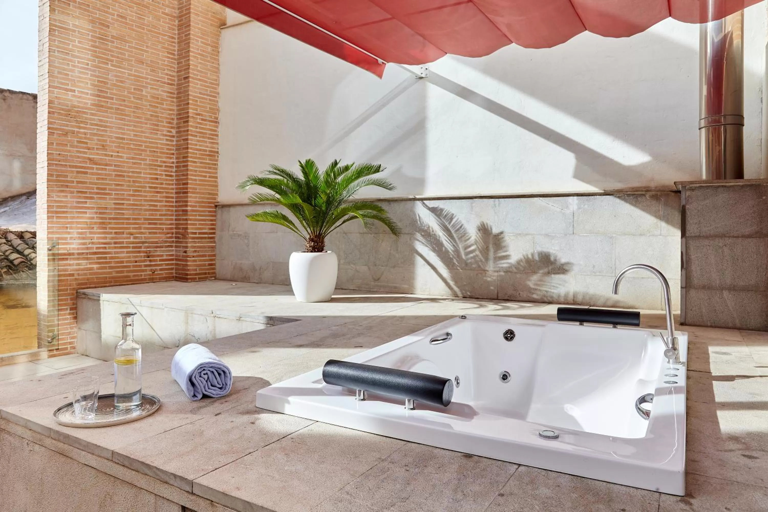 Junior Suite with Terrace and Spa Bath in Hotel Macià Granada Five Senses Rooms & Suites