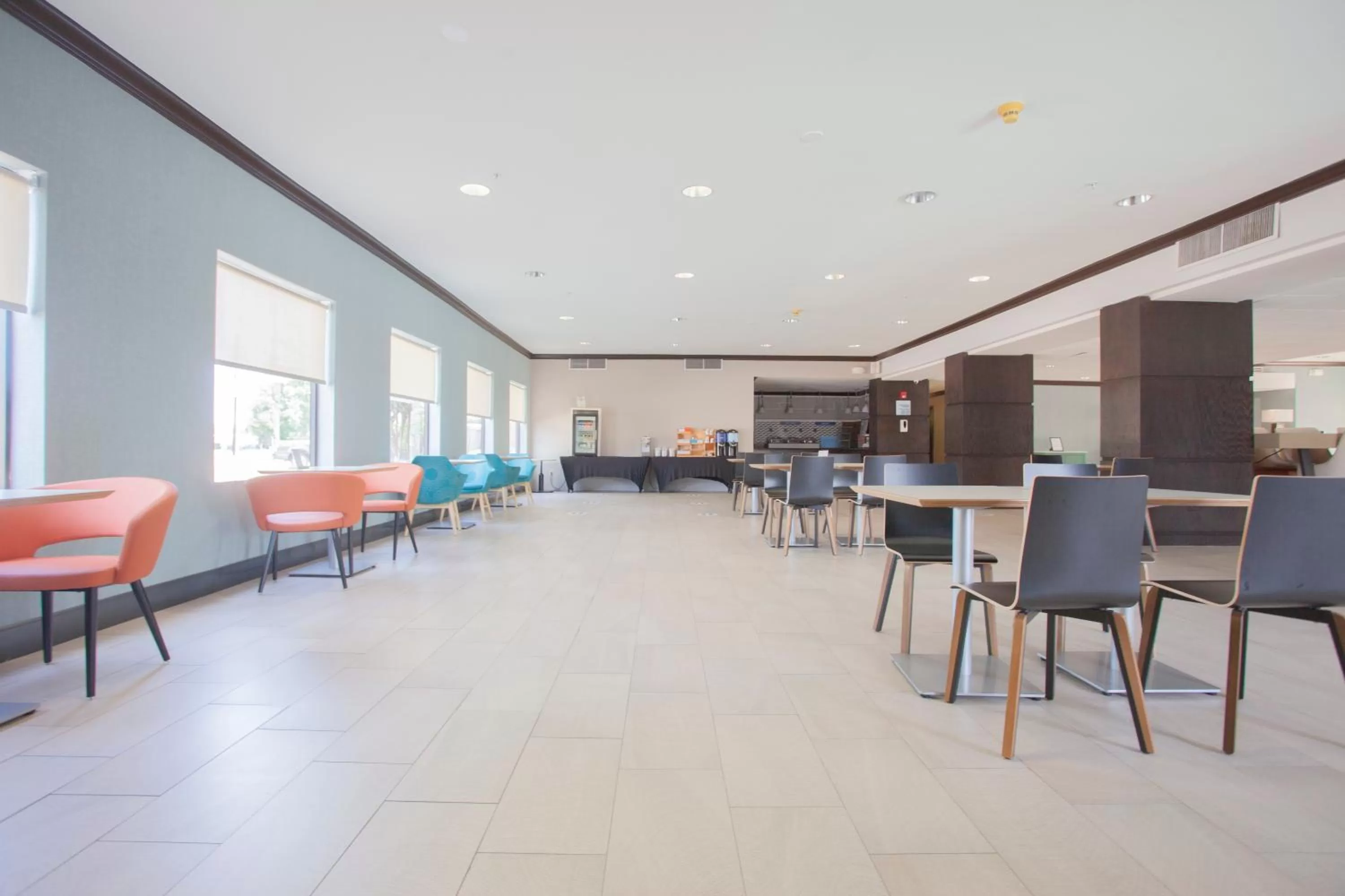 Dining area in Holiday Inn & Suites Spring - The Woodlands