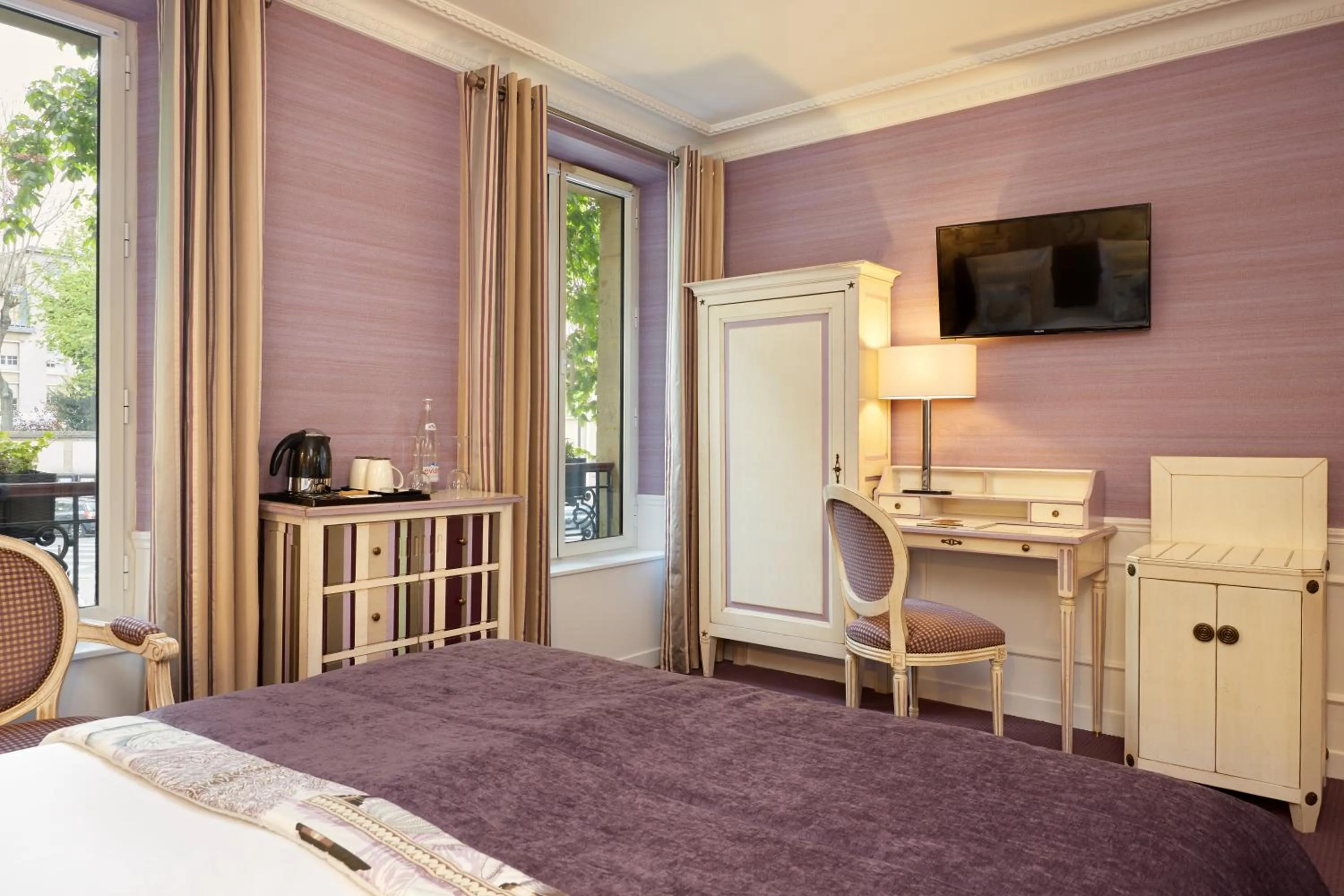 TV and multimedia, Bed in Hôtel Relais Saint Jacques Paris