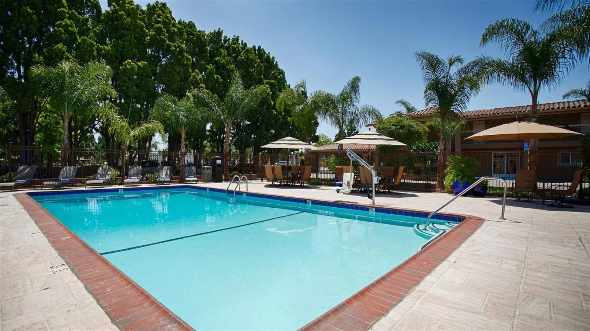 Swimming pool in Best Western University Inn Santa Clara