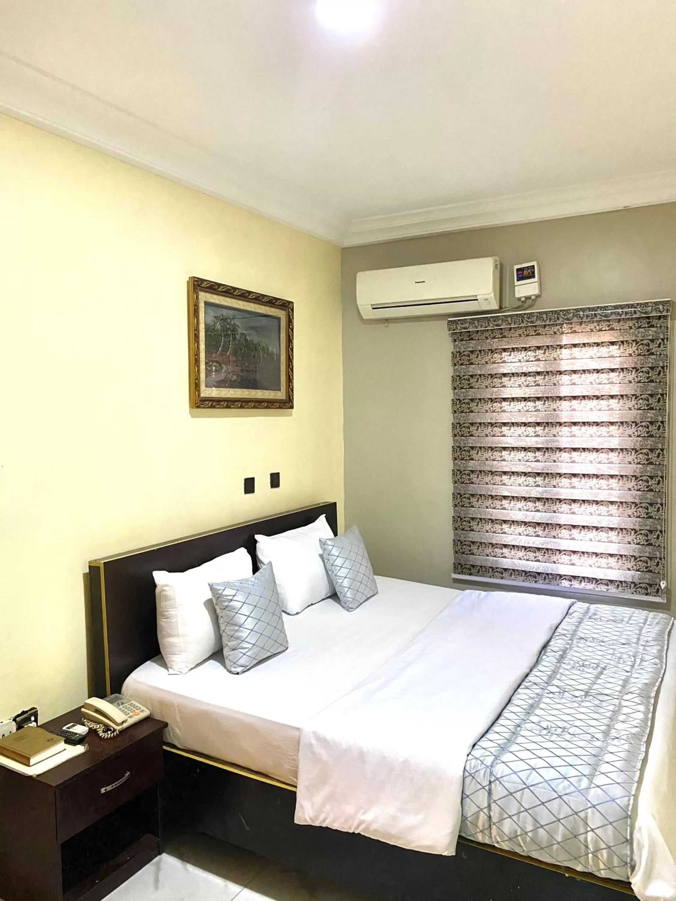 Bed in Nue-Crest Hotels & Suites